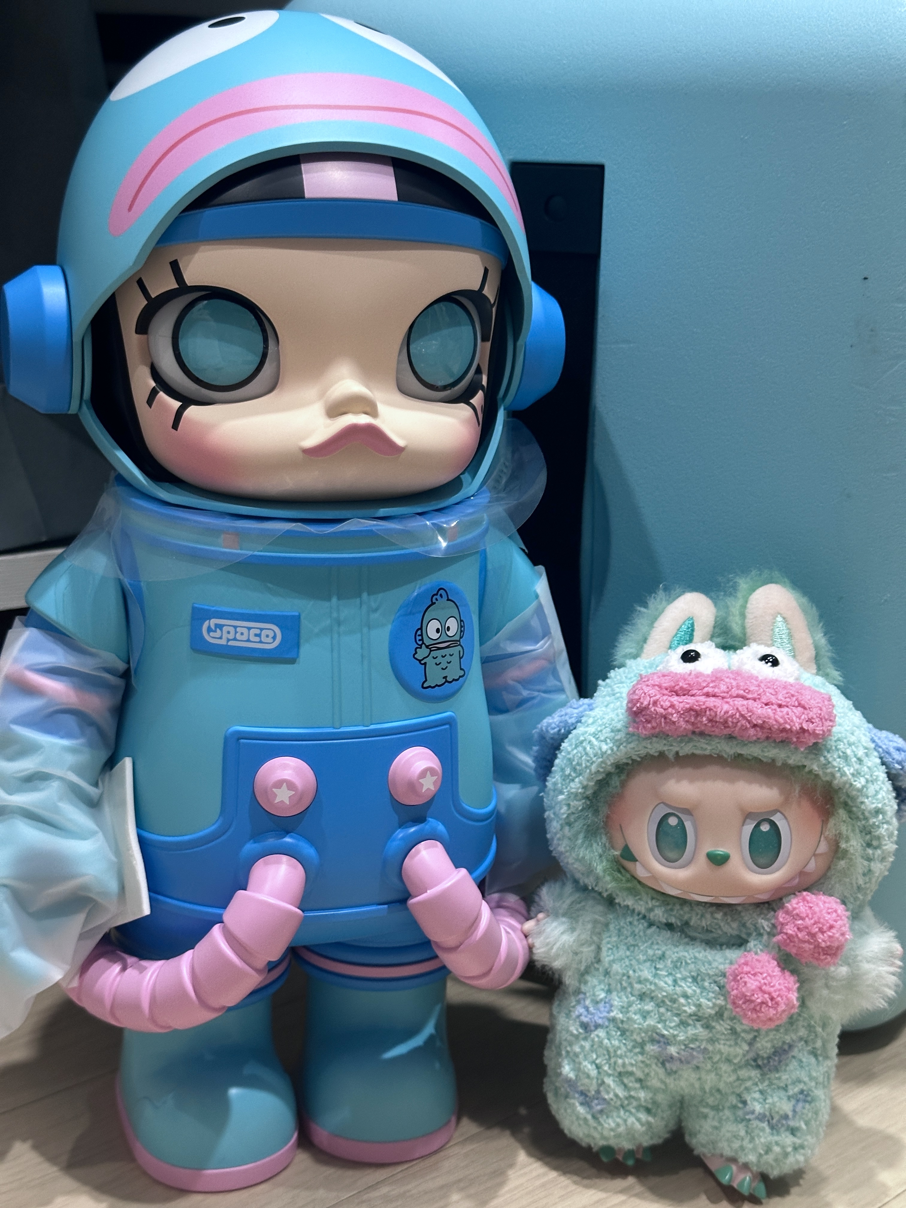 Pop Mart Mega Space Molly Sanrio Sealed Case 400% (1 Blind Box), Pop Mart Labubu The Monsters Highlight Series Serenity Keyring (Opened Case) 착용 스타일