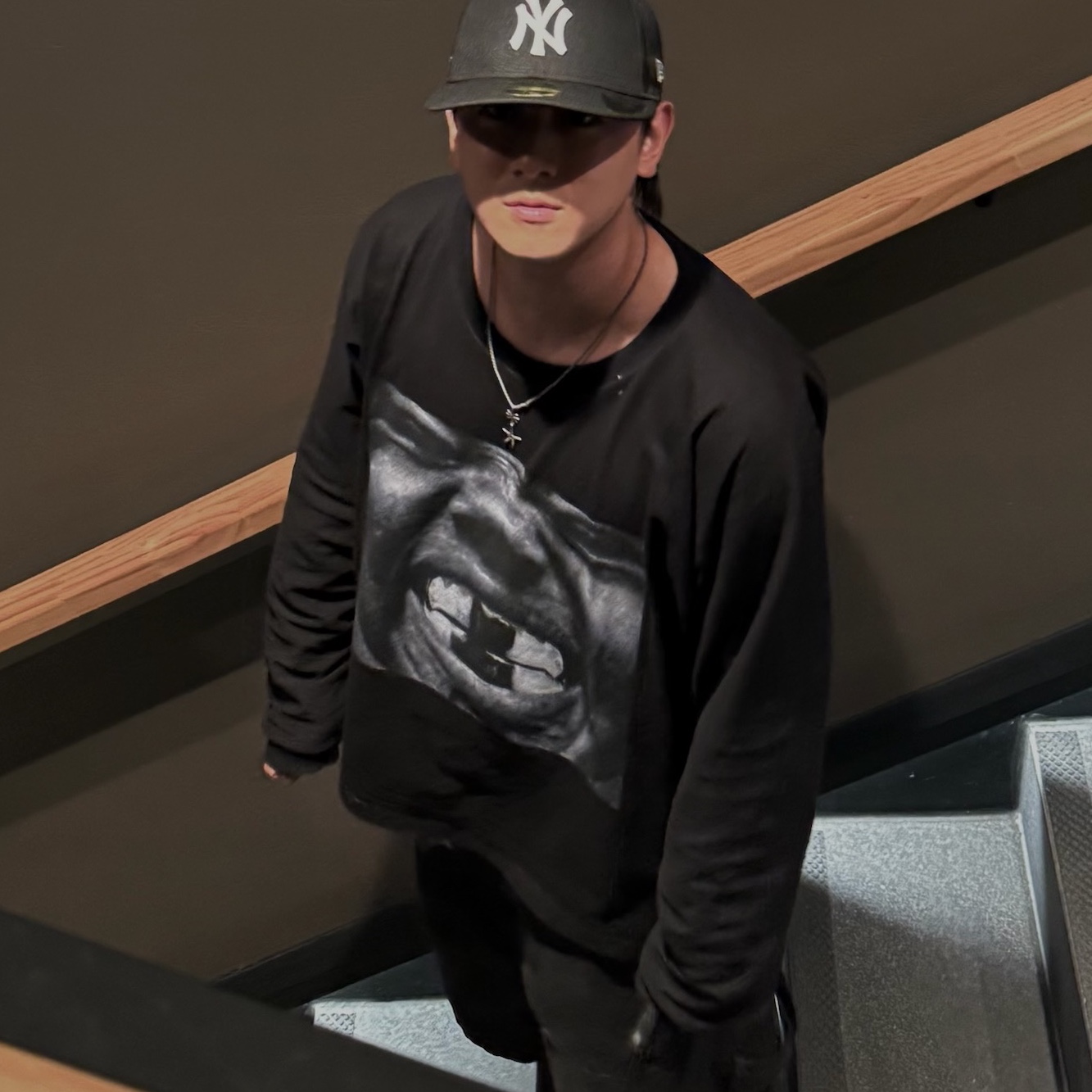 Yeezy Bully LS-01 Long Sleeve T-Shirt Black, Adidas Yeezy Boost 350 V2 Onyx 착용 스타일 - 1