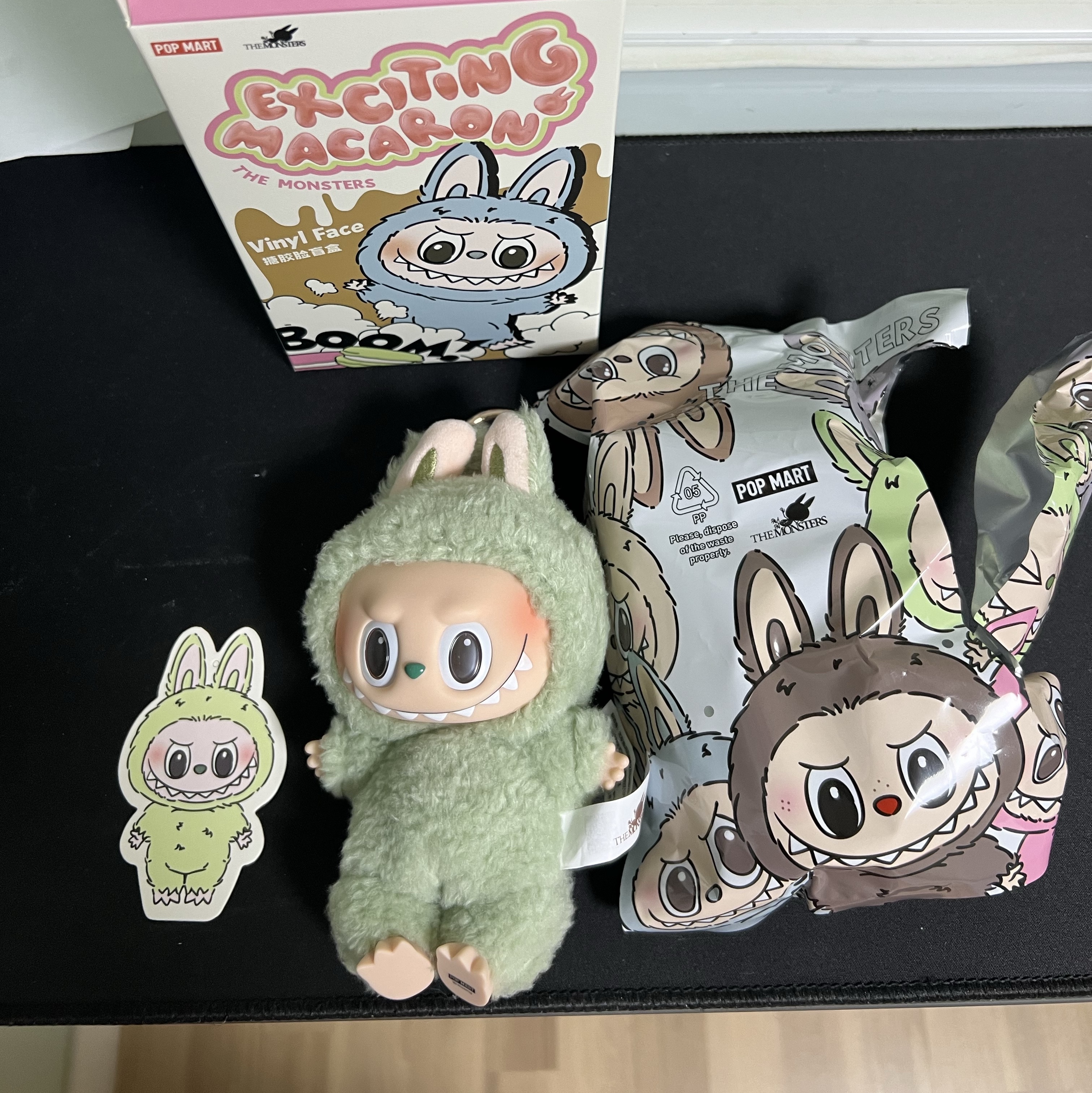 Pop Mart Labubu The Monsters Labubu Tasty Macarons Series Green Grape Keyring 착용 스타일 - 2