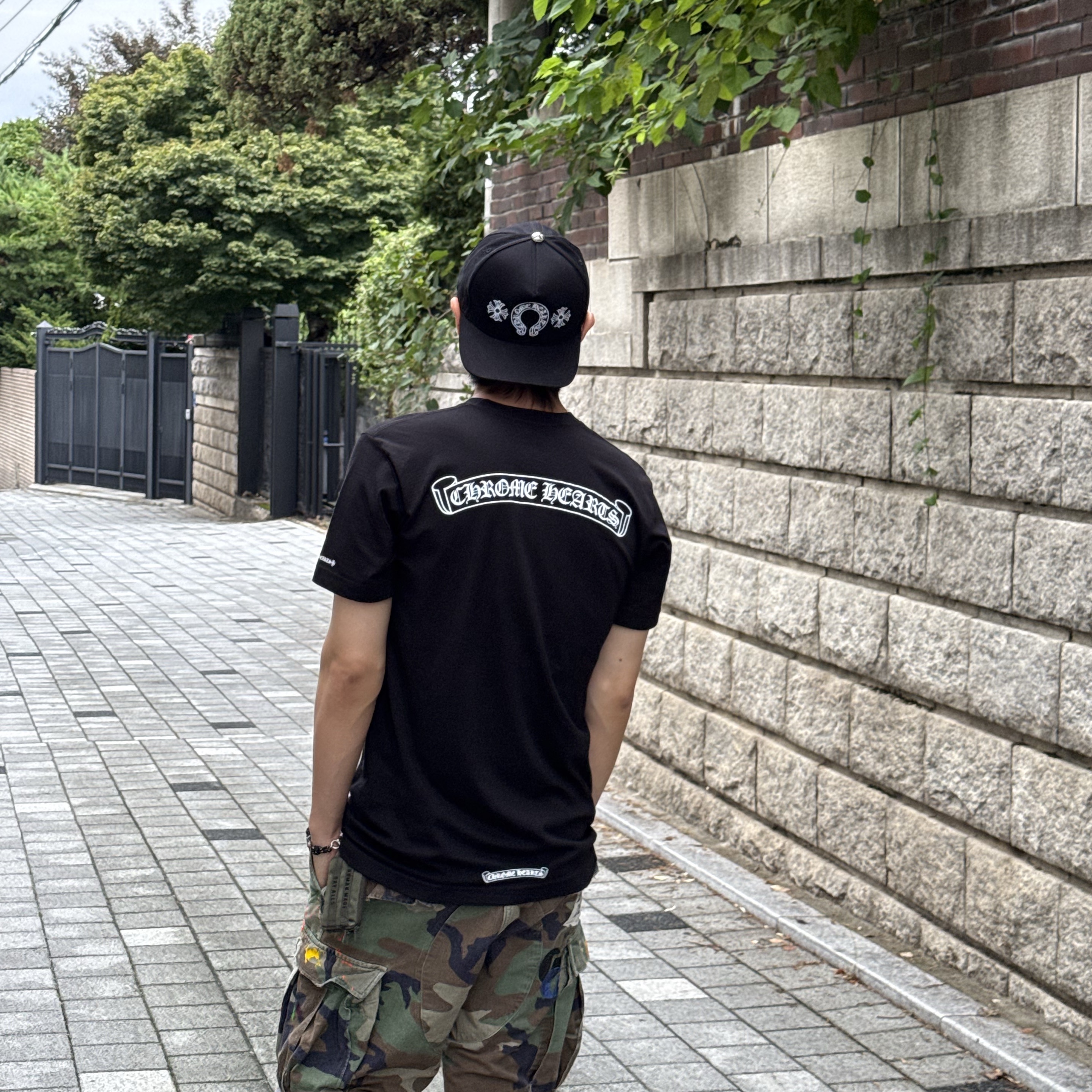 Chrome Hearts Scroll Logo T-Shirt Black 착용 스타일 - 1
