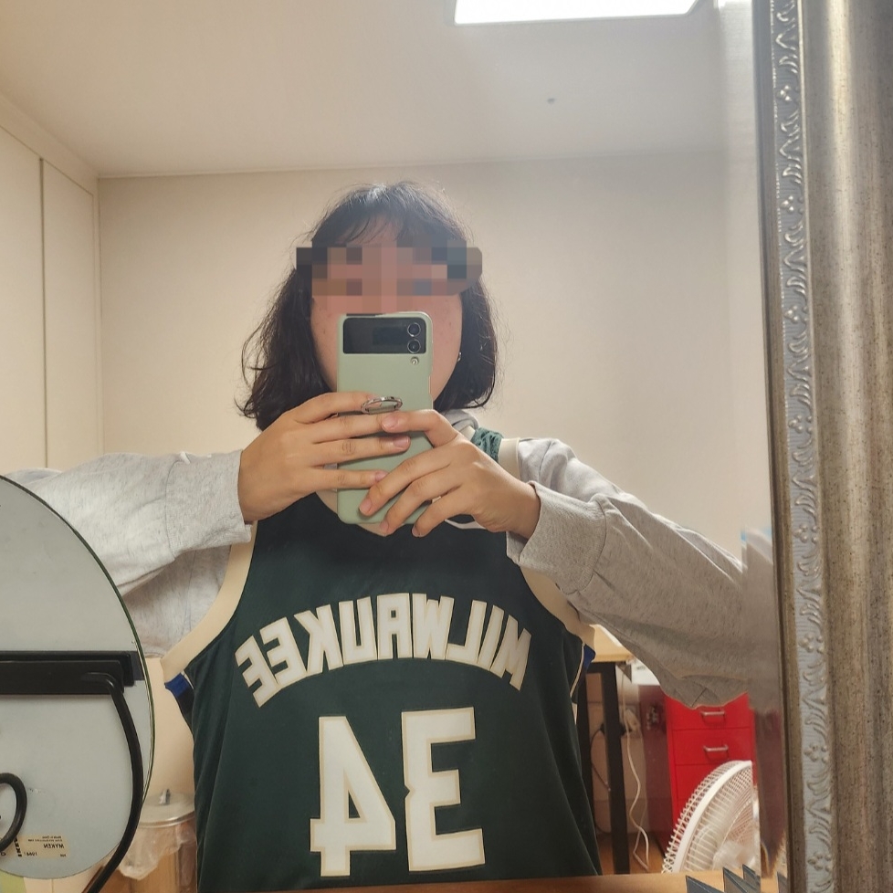 Nike Giannis Antetokounmpo Milwaukee Bucks Icon Edition 2022/23 NBA Swingman Jersey Fir 착용 스타일