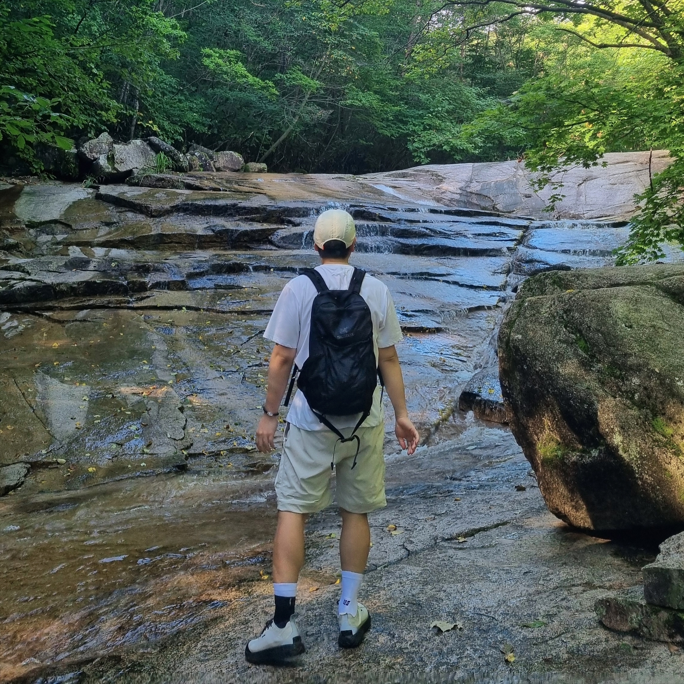Arc'teryx Aerios 18 Backpack Black, Norda 001/A Cinder 착용 스타일 - 1