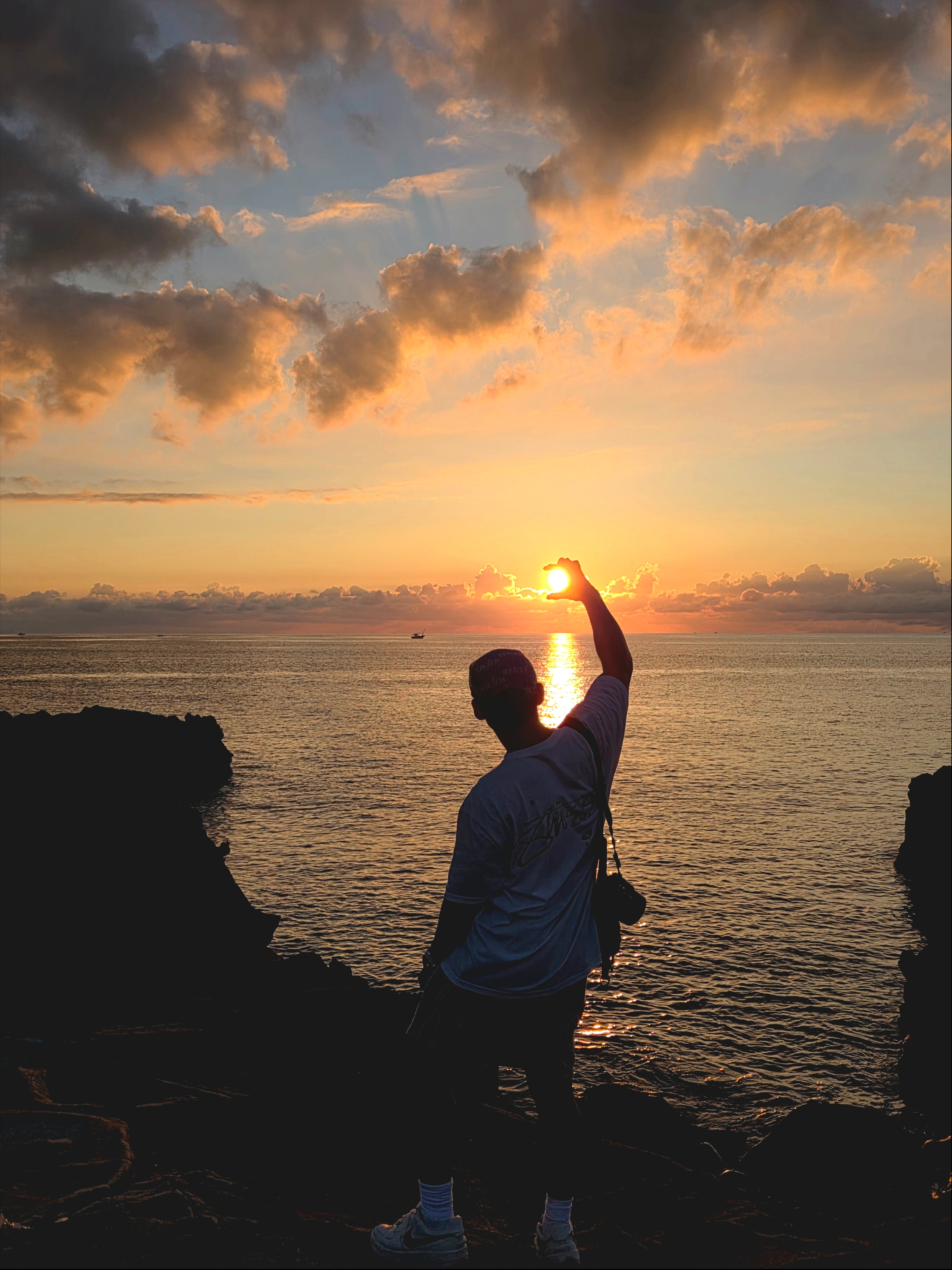Supreme Frayed Logos Denim Camp Cap Blue - 21SS, Supreme Mini Duffle Bag Woodland Camo - 24SS 착용 스타일 - 4