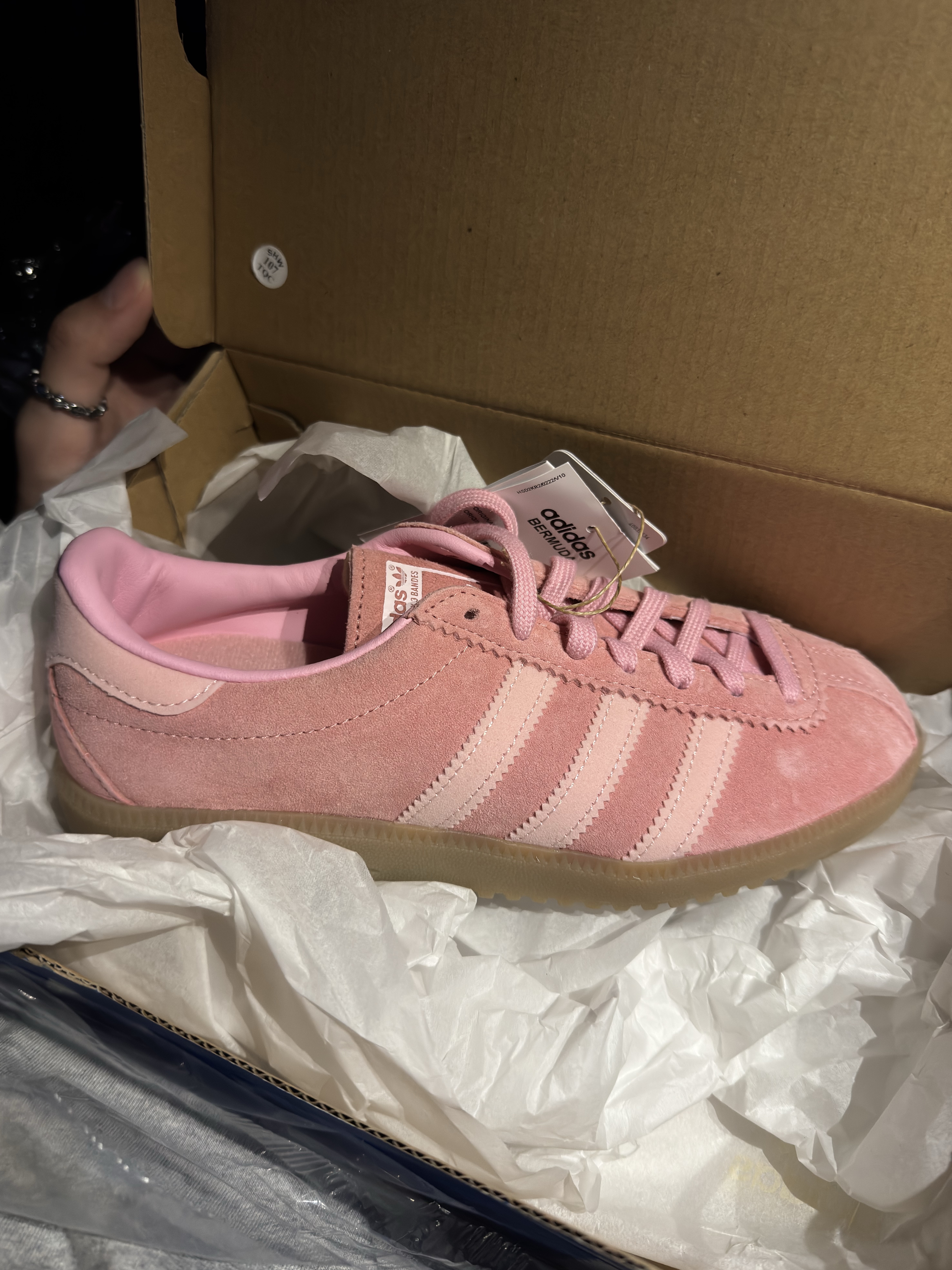 Adidas Bermuda Glow Pink 착용 스타일 - 1