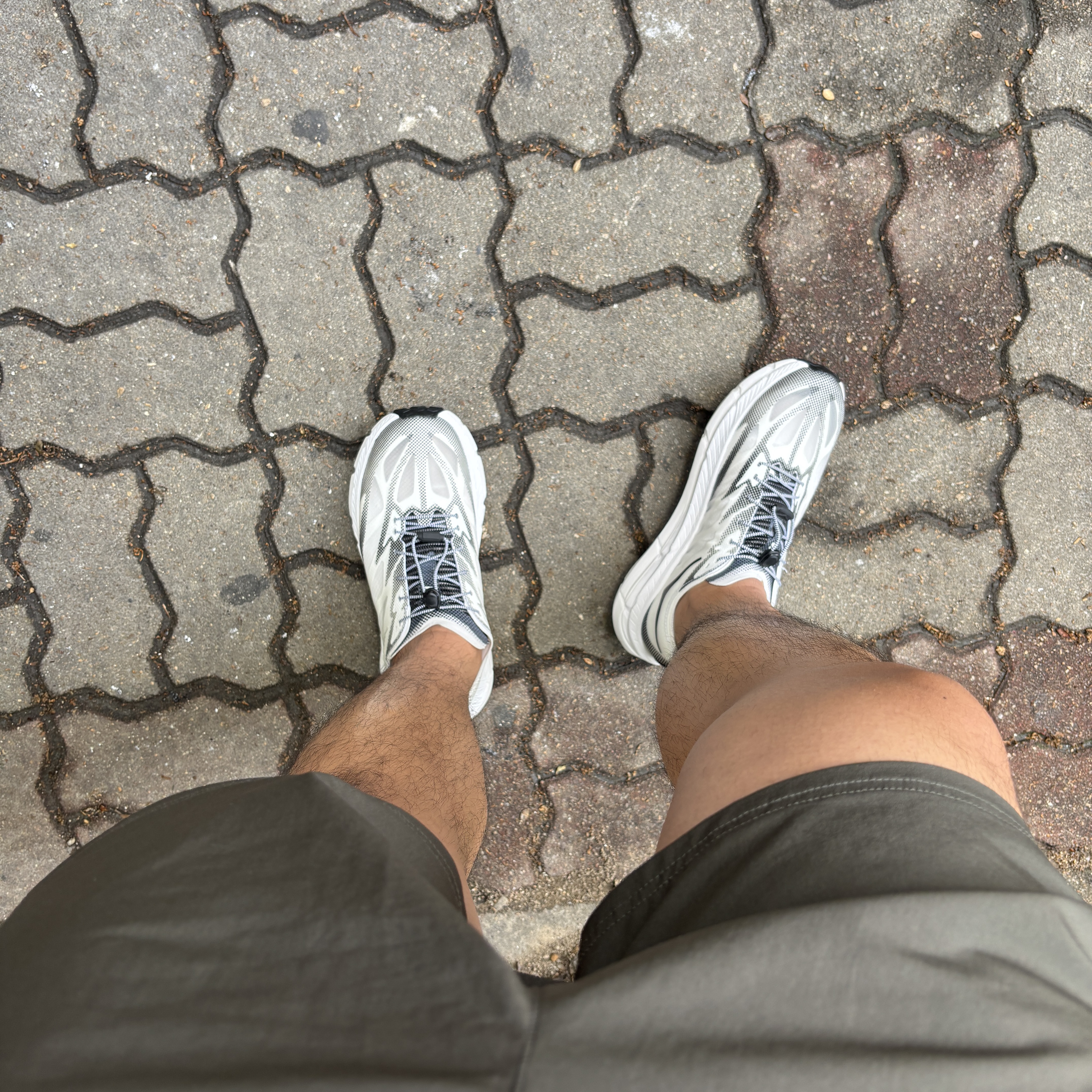 Hoka Mafate Speed 4 Lite White Black 착용 스타일