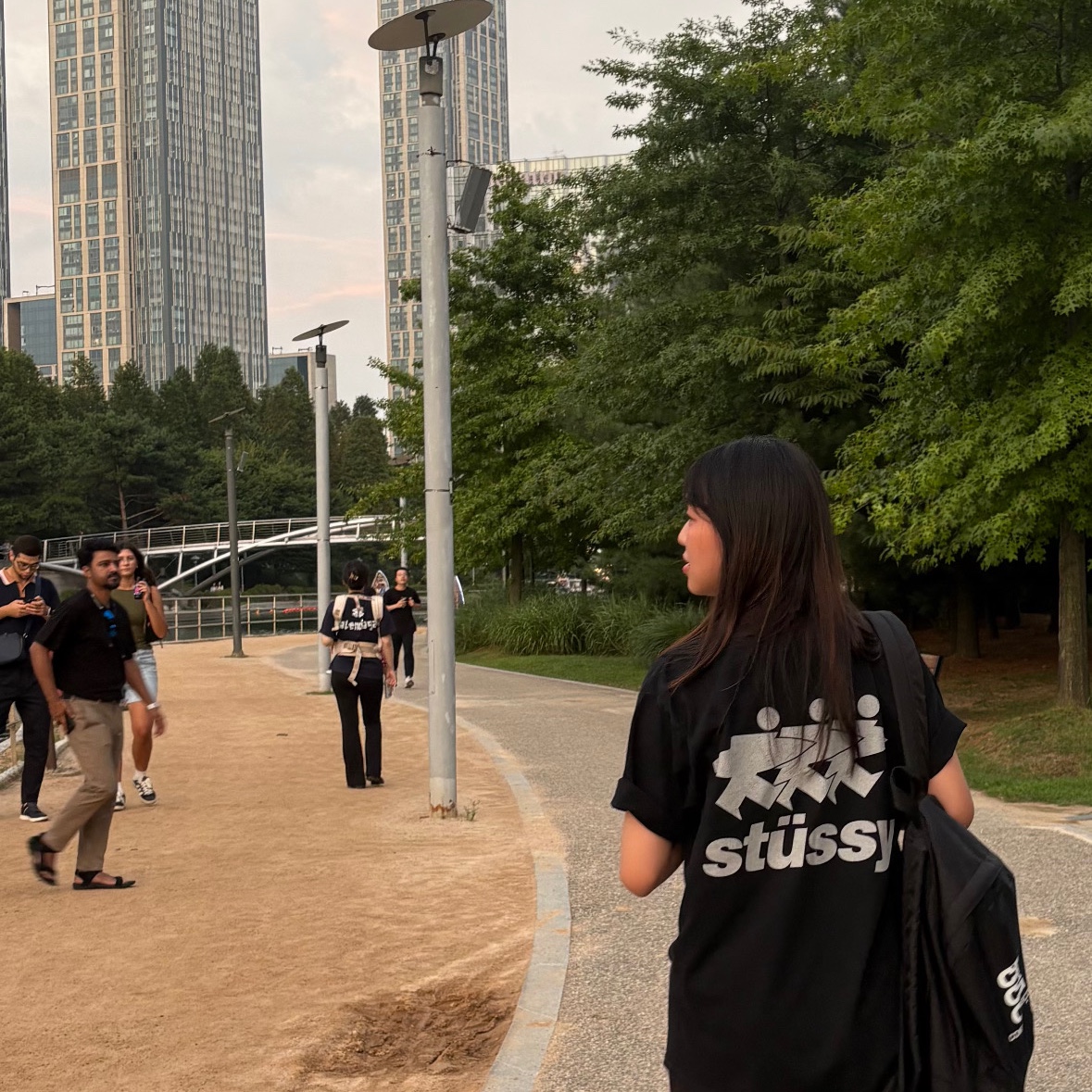 Stussy Surfwalk Pigment Dyed T-Shirt Black, CDG Backpack Black 착용 스타일 - 1