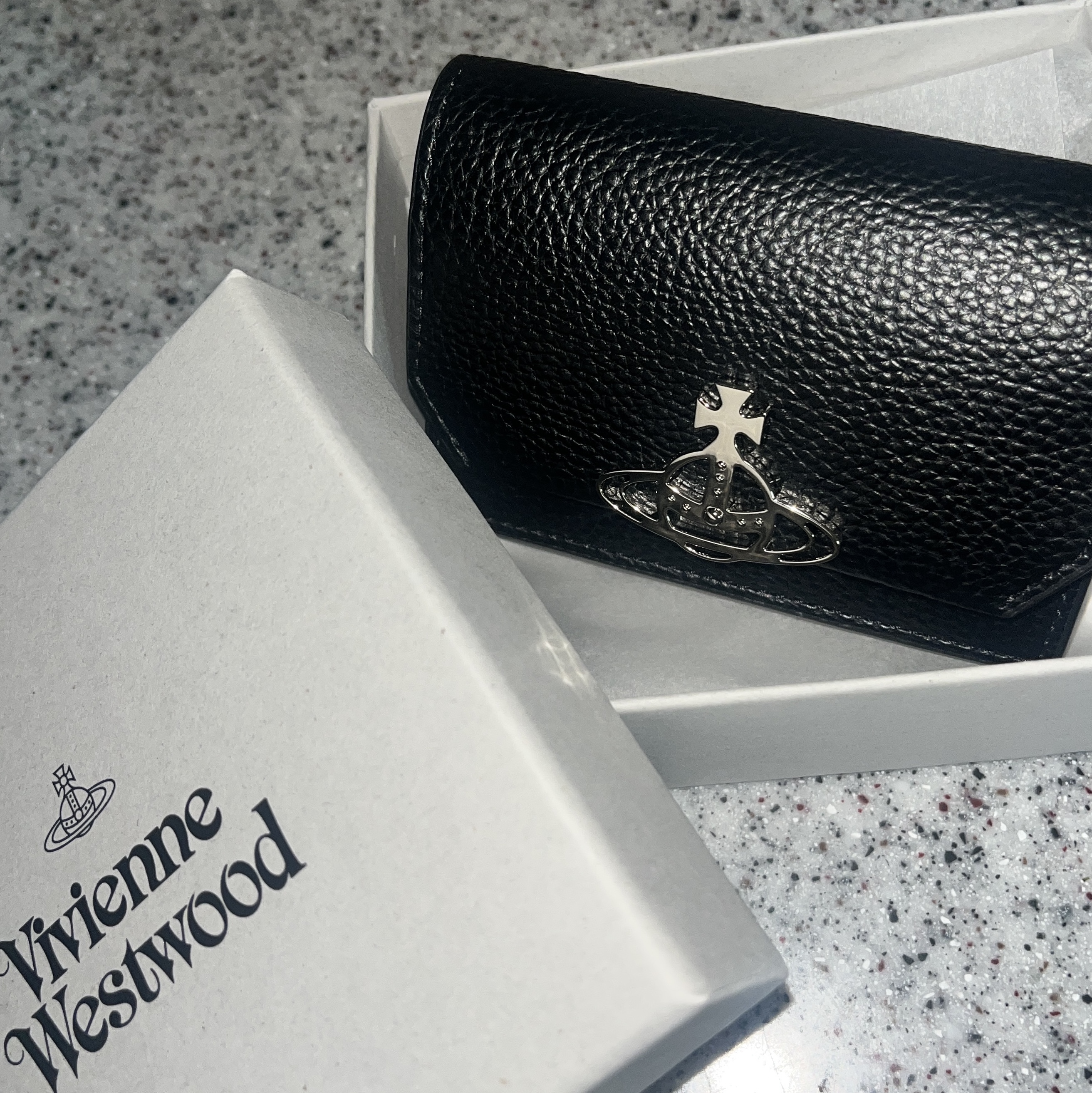 Vivienne Westwood Orb Plaque Folded Wallet Black 착용 스타일