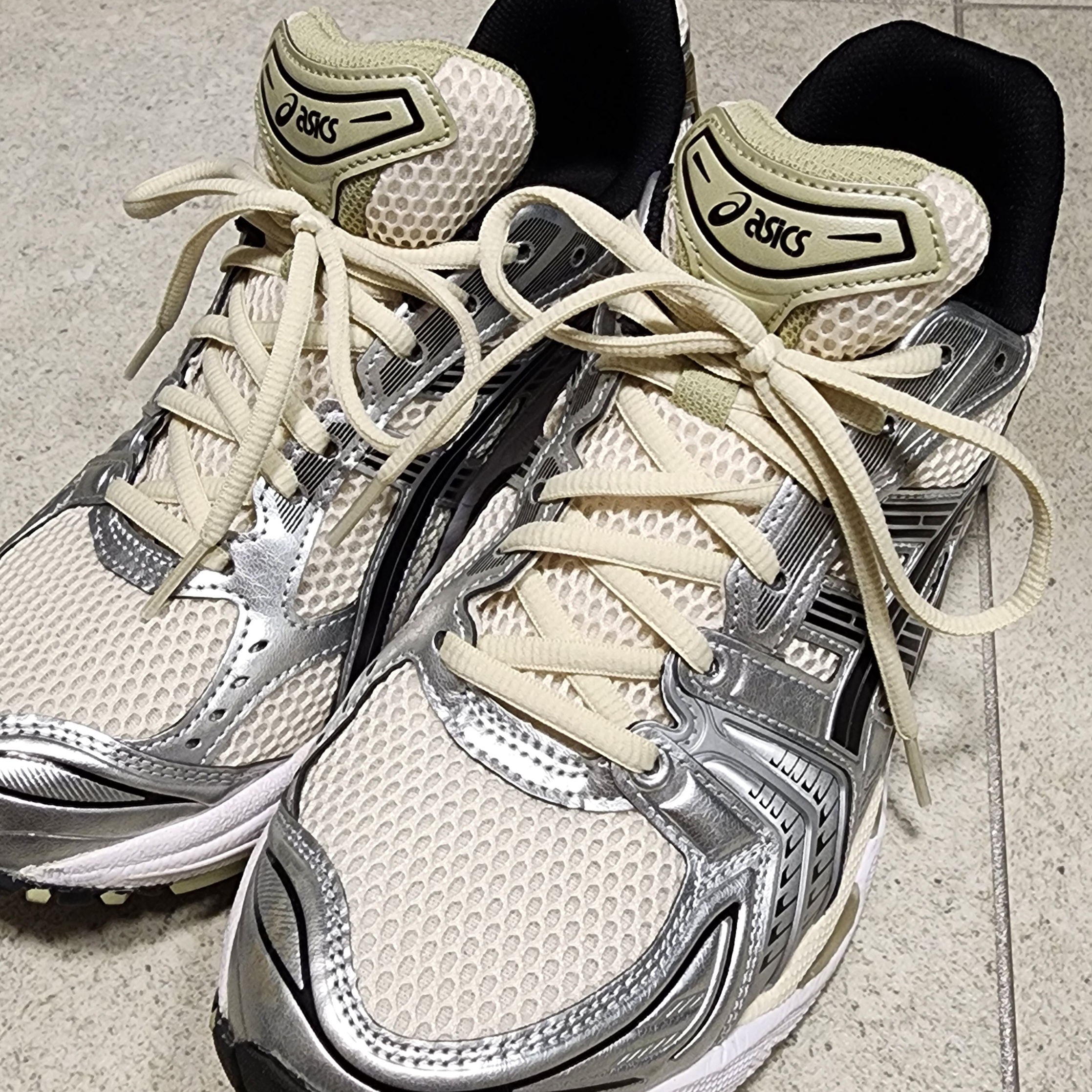 Asics Gel-Kayano 14 Birch Pure Silver 착용 스타일
