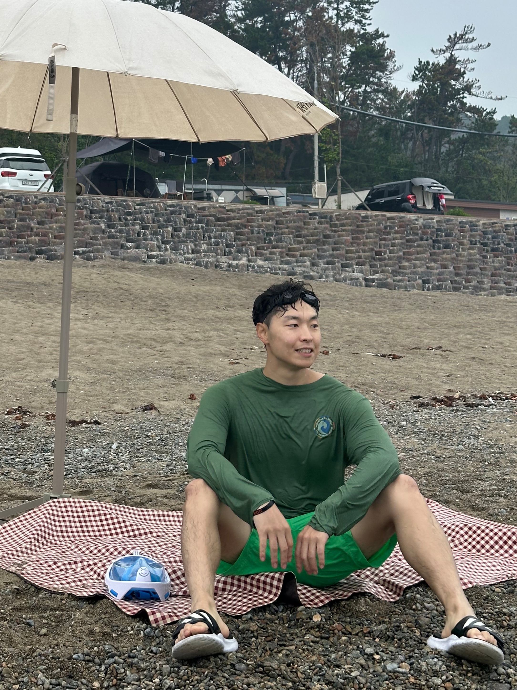 Patagonia Long Sleeve Capilene Cool Daily Graphic Shirt Unity Fitz Pumice X-Dye, Adidas Alphabounce Slide Cloud White Core Black 착용 스타일 - 1