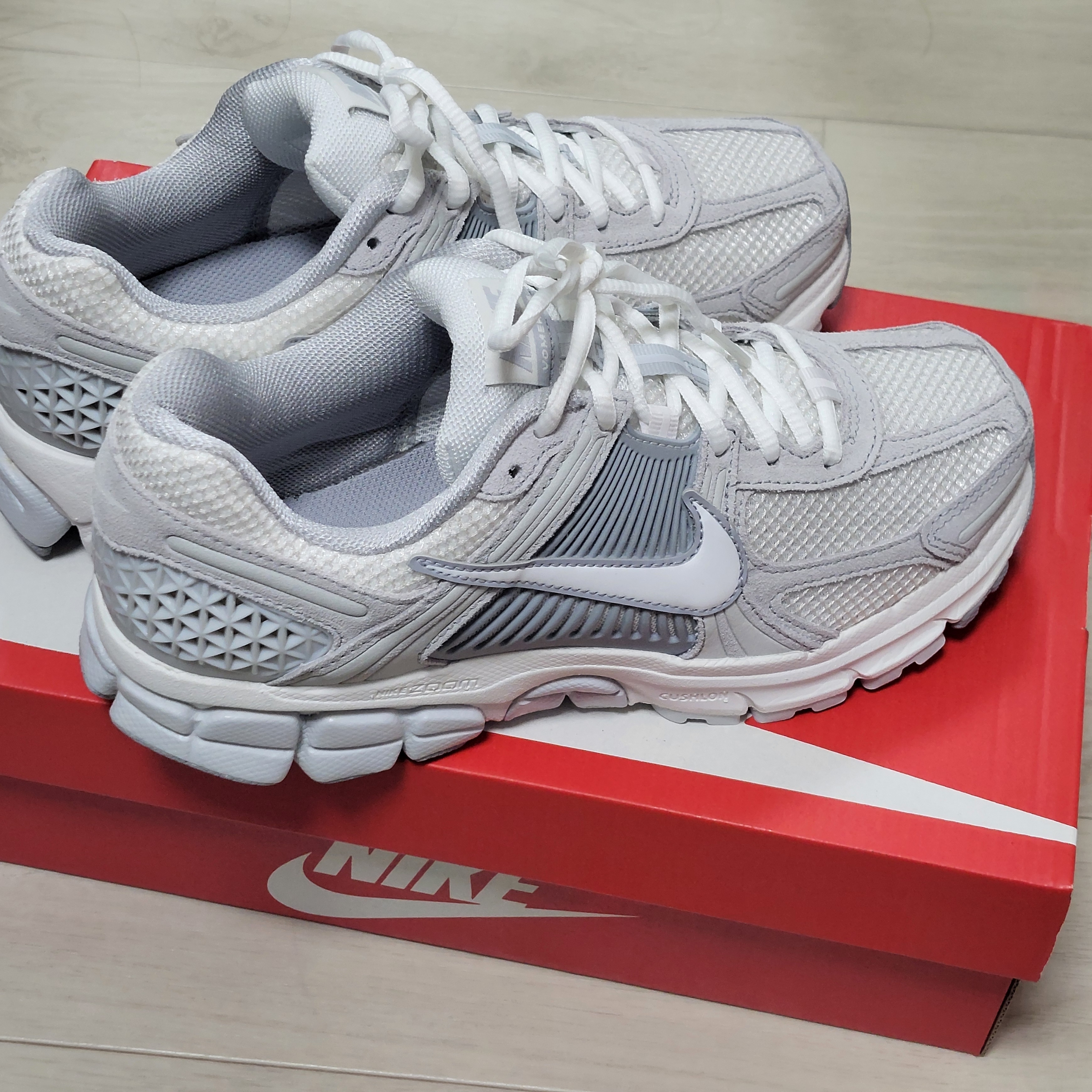 (W) Nike Air Zoom Vomero 5 Pure Platinum Summit White 착용 스타일