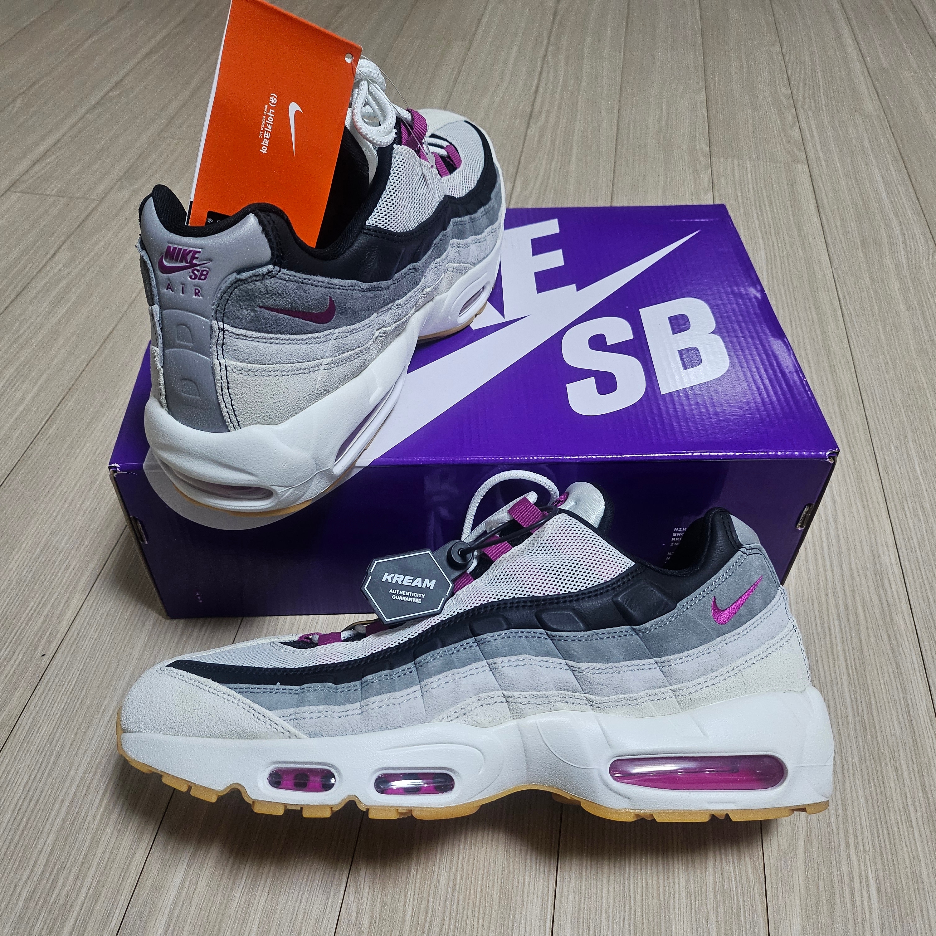 Nike SB Air Max 95 Summit White and Cactus Flower 착용 스타일