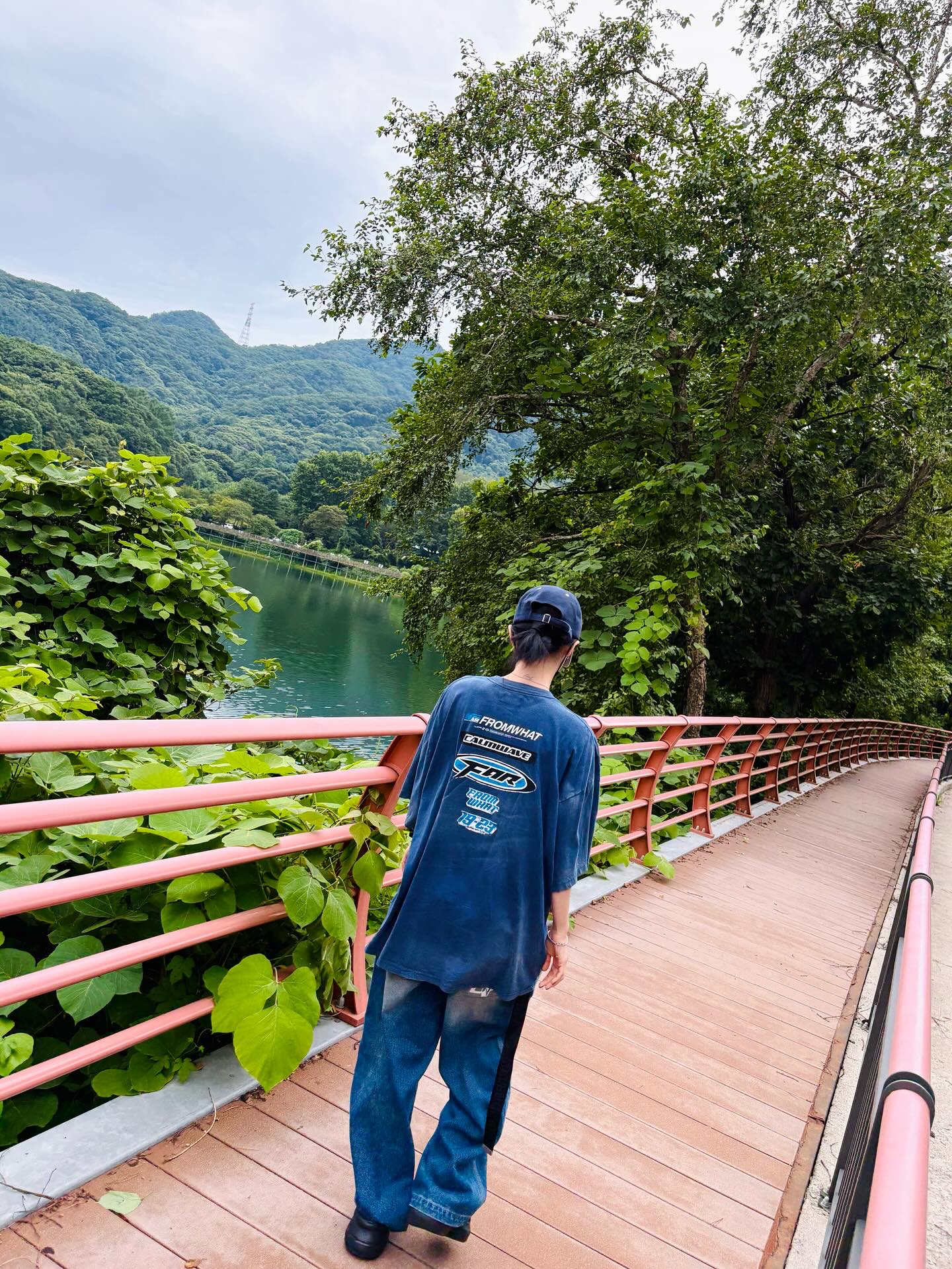 Farfromwhat Far Washed Logo T-Shirts Navy 착용 스타일 - 2