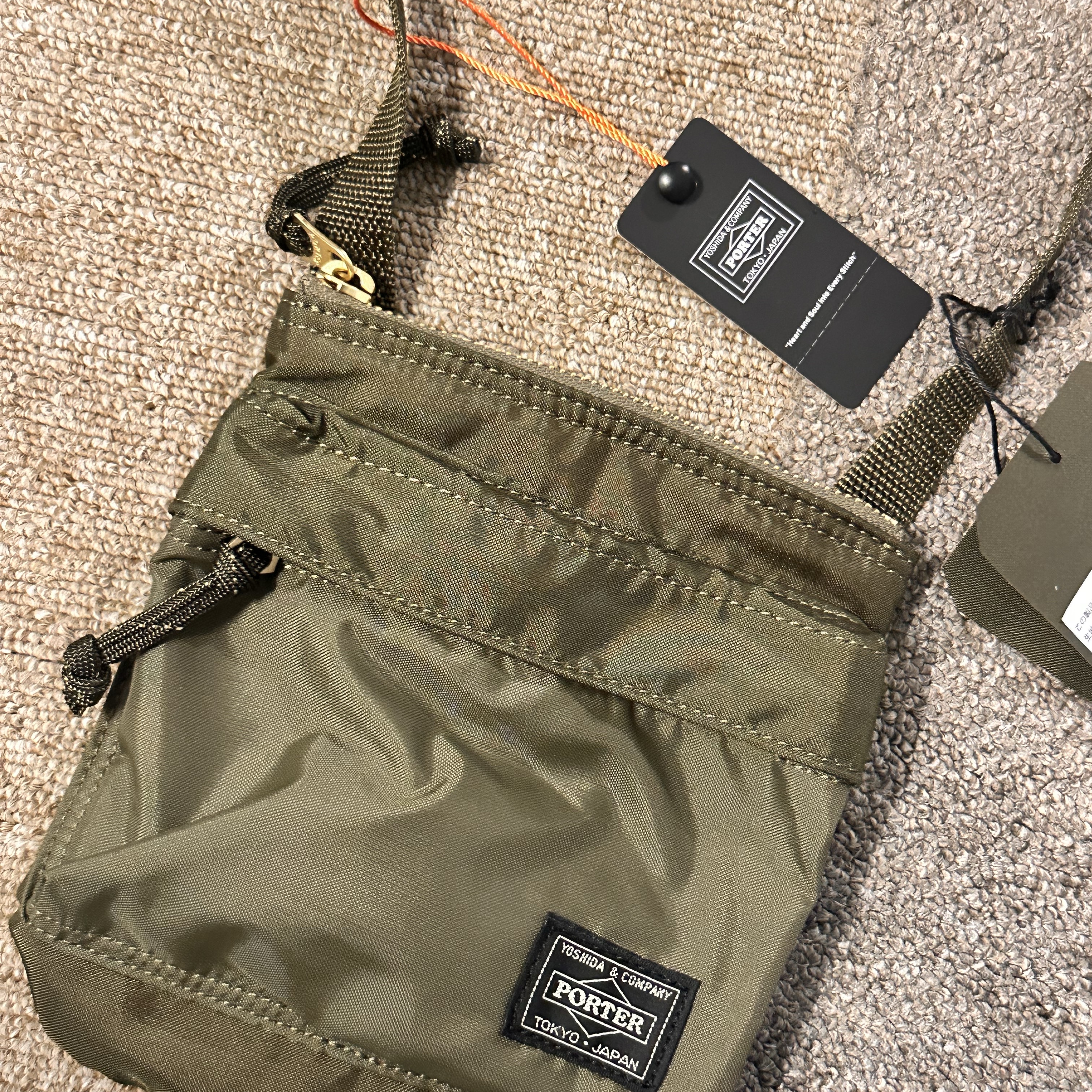 Porter Force Shoulder Pouch Sage Green 착용 스타일 - 1