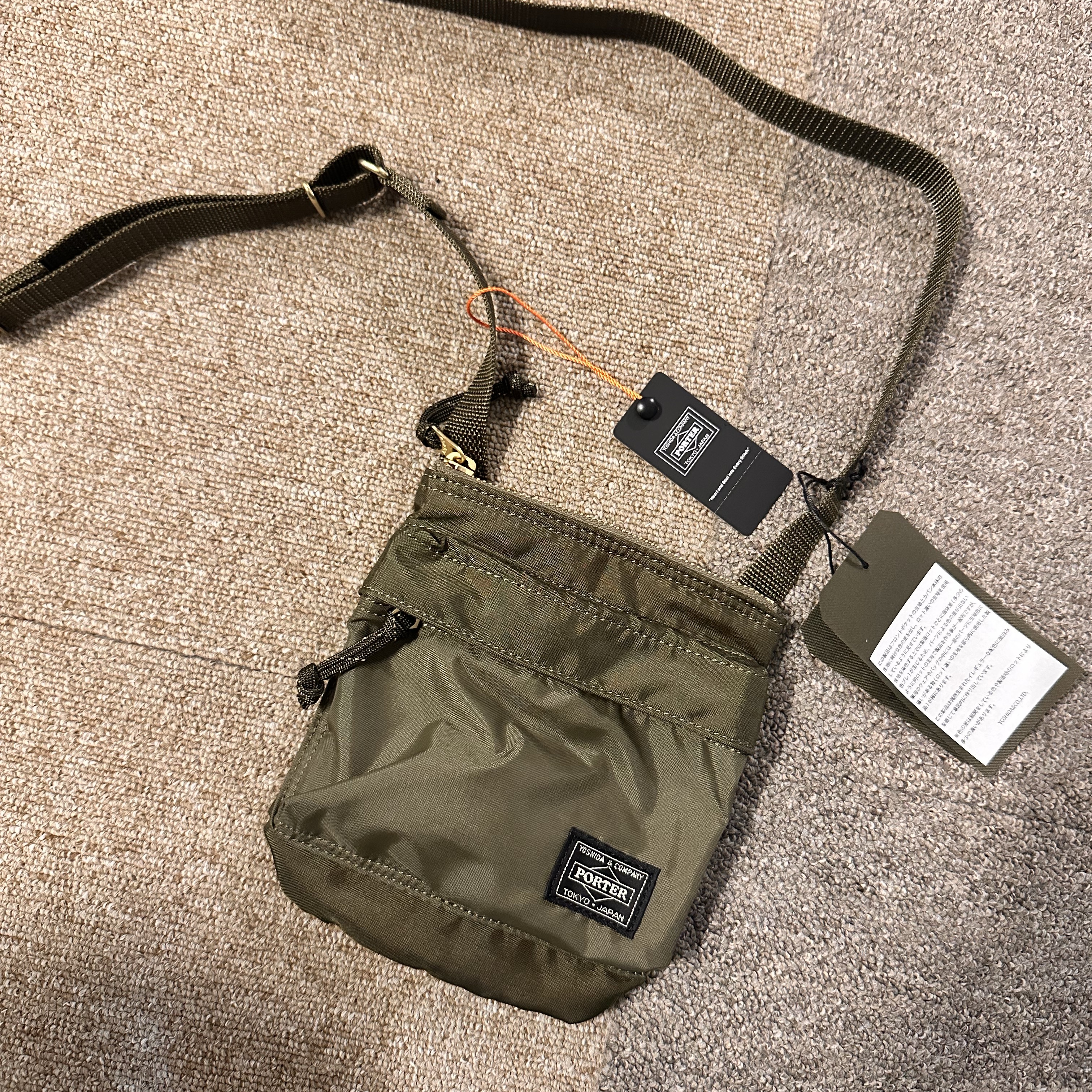 Porter Force Shoulder Pouch Sage Green 착용 스타일 - 2