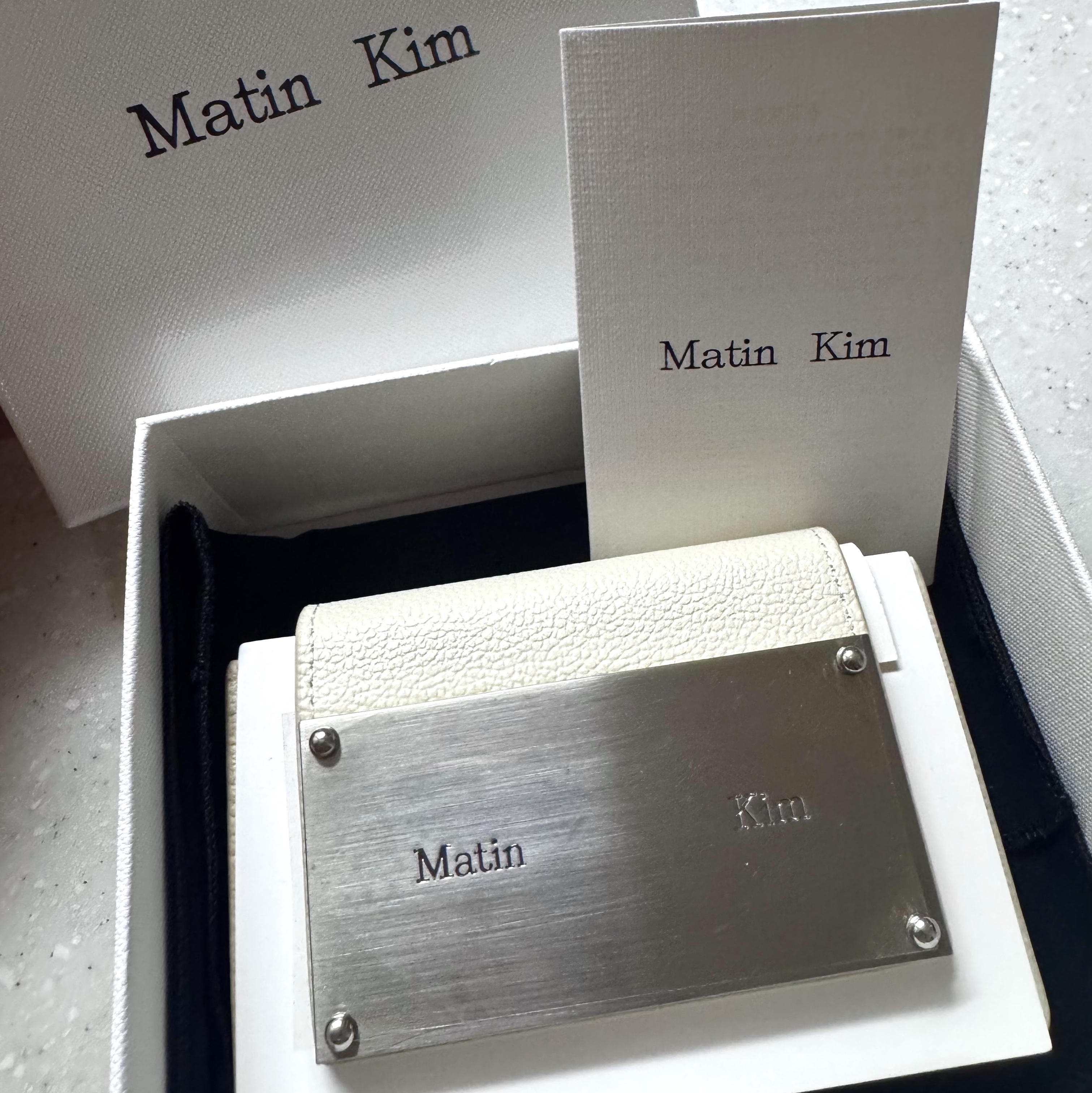 Matin Kim Accordion Wallet White 착용 스타일
