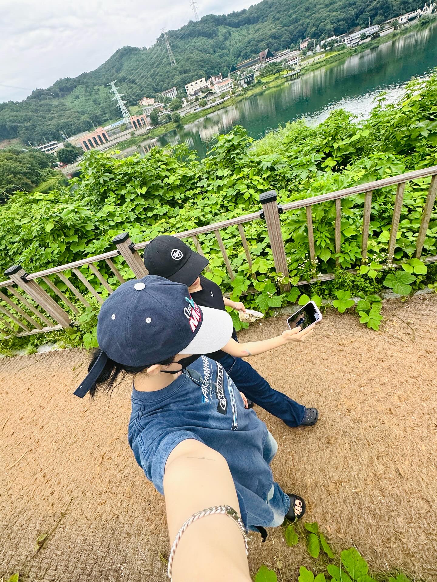 Farfromwhat Far Washed Logo T-Shirts Navy 착용 스타일 - 2