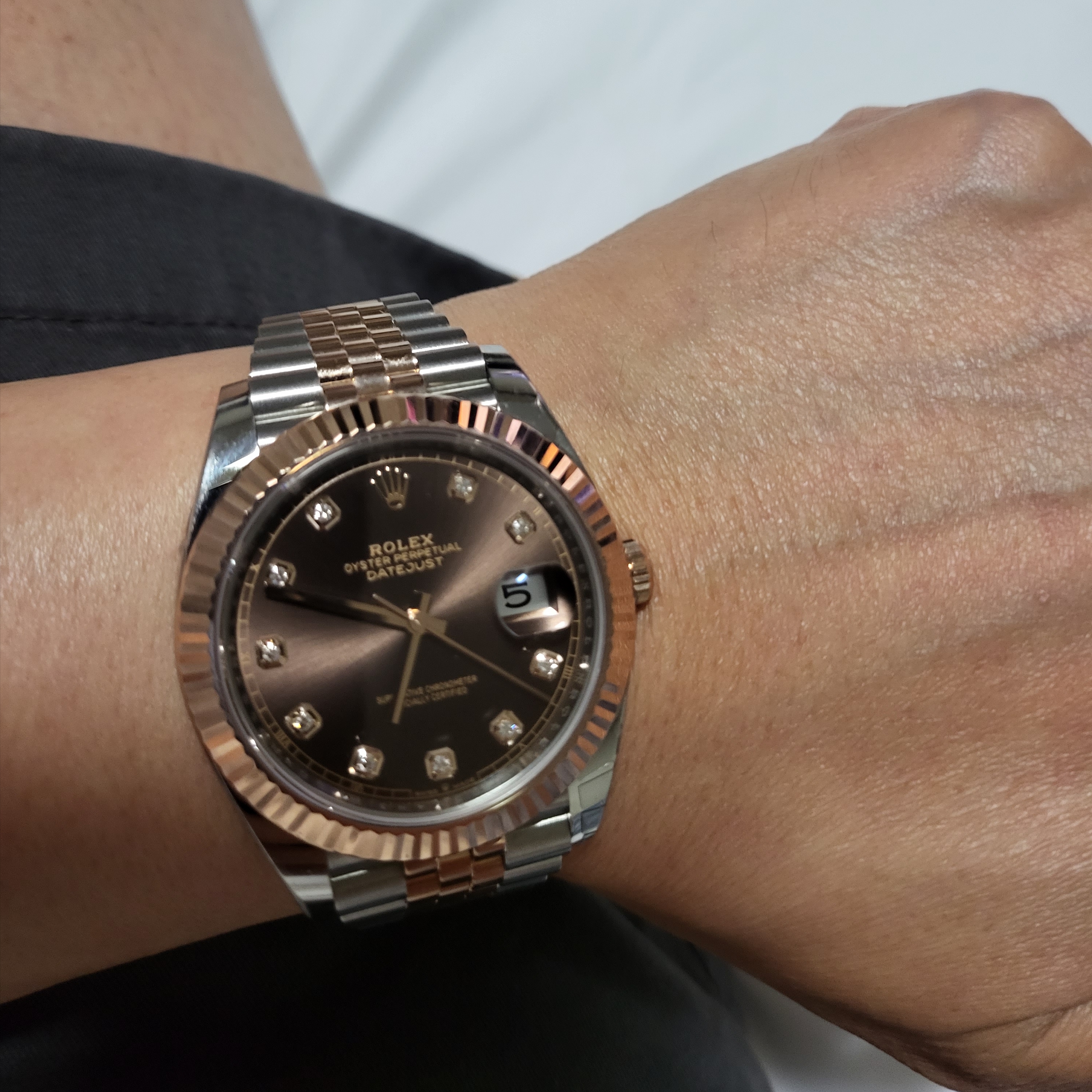 Rolex Datejust 41mm 126331 Chocolate Diamond-Set Jubilee 착용 스타일