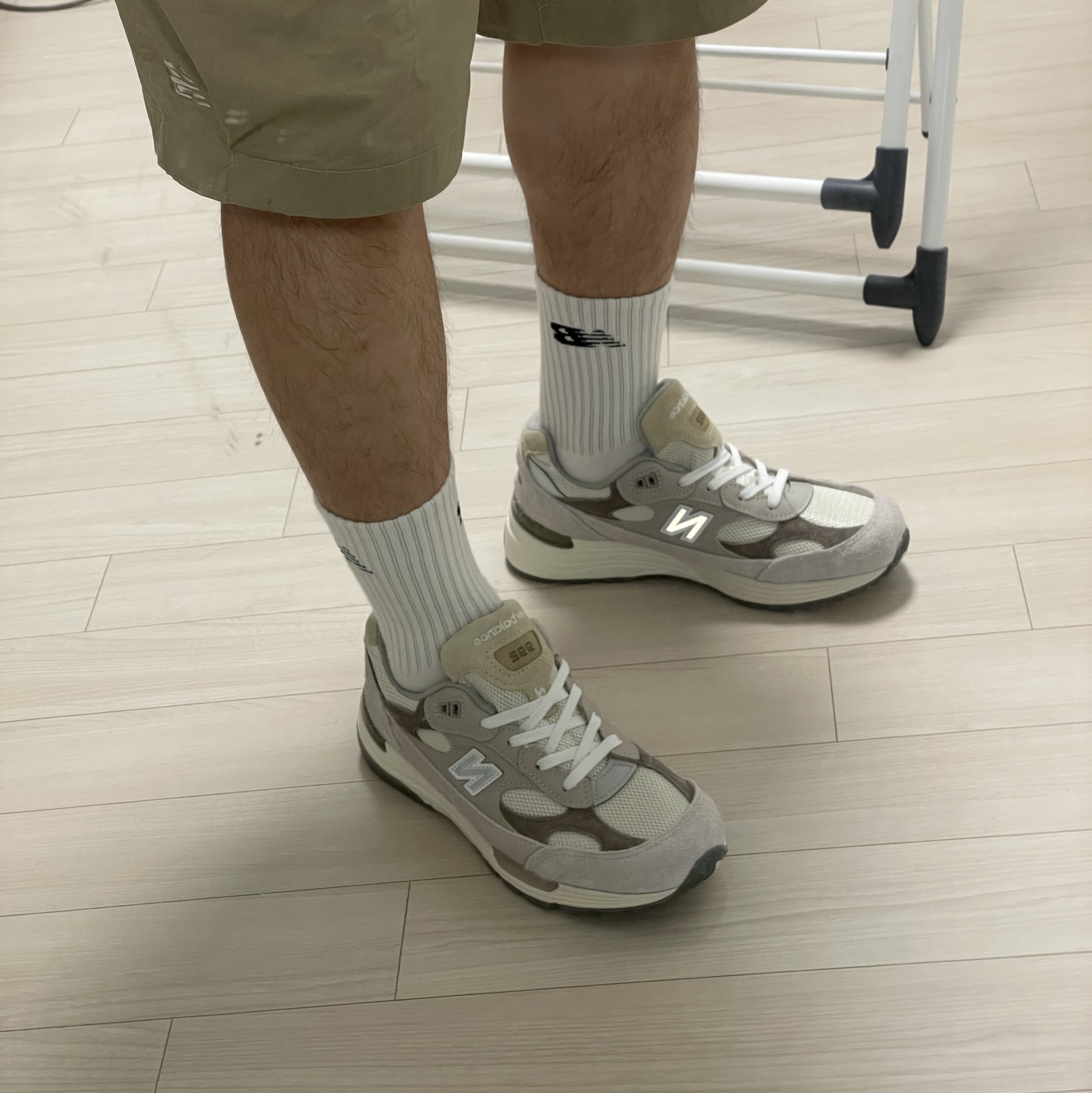New Balance 992 Made in USA Moonrock Mushroom 착용 스타일 - 3