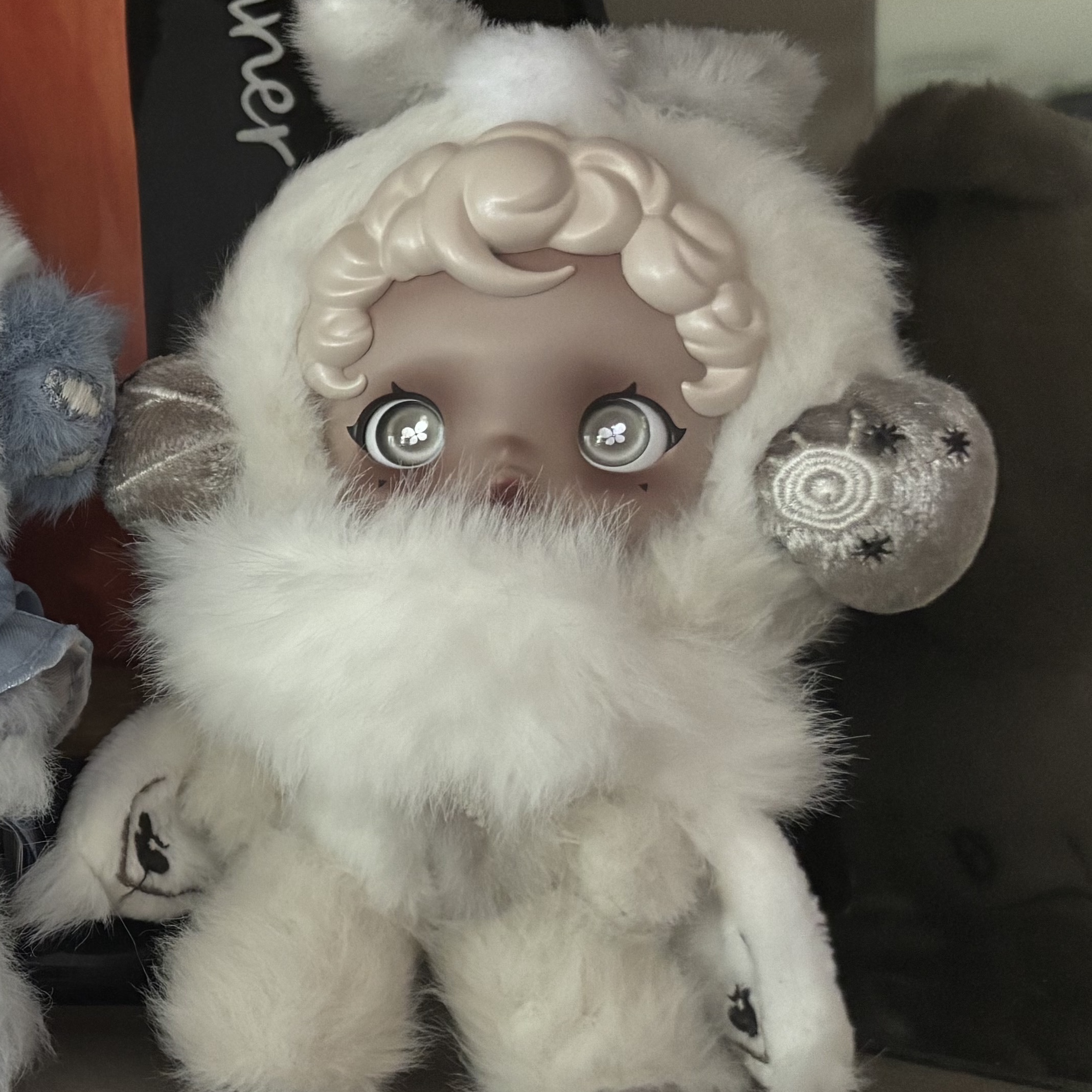 Pop Mart Skullpanda L’Impressionnisme Series Plush Doll Mist (Opened Case) 착용 스타일