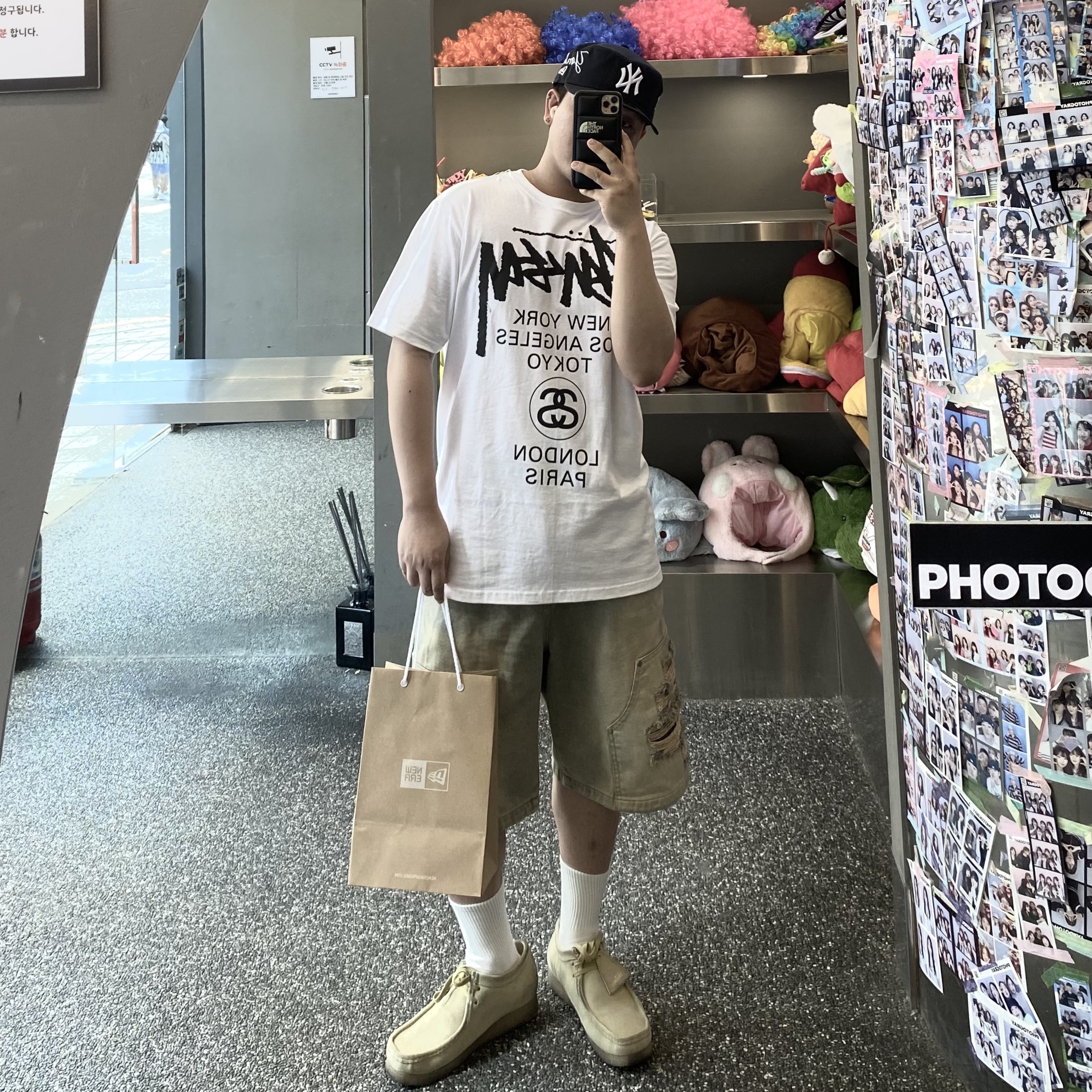 Stussy World Tour T-Shirt White 2024,2025, New Era MLB New York Yankees Pillbox Series Ball Cap Navy 착용 스타일