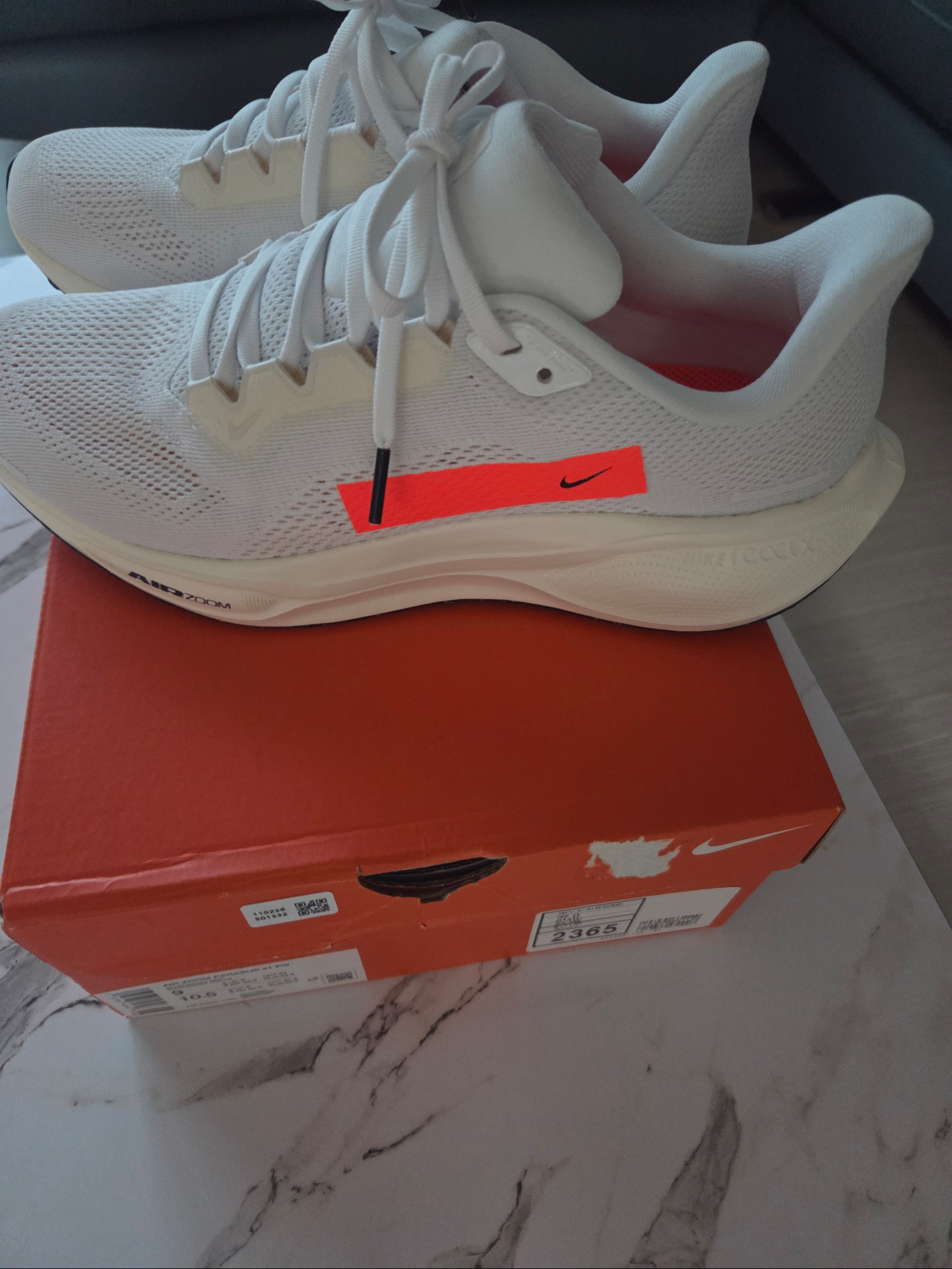 Nike Pegasus 41 PQ White Hyper Crimson 착용 스타일 - 1