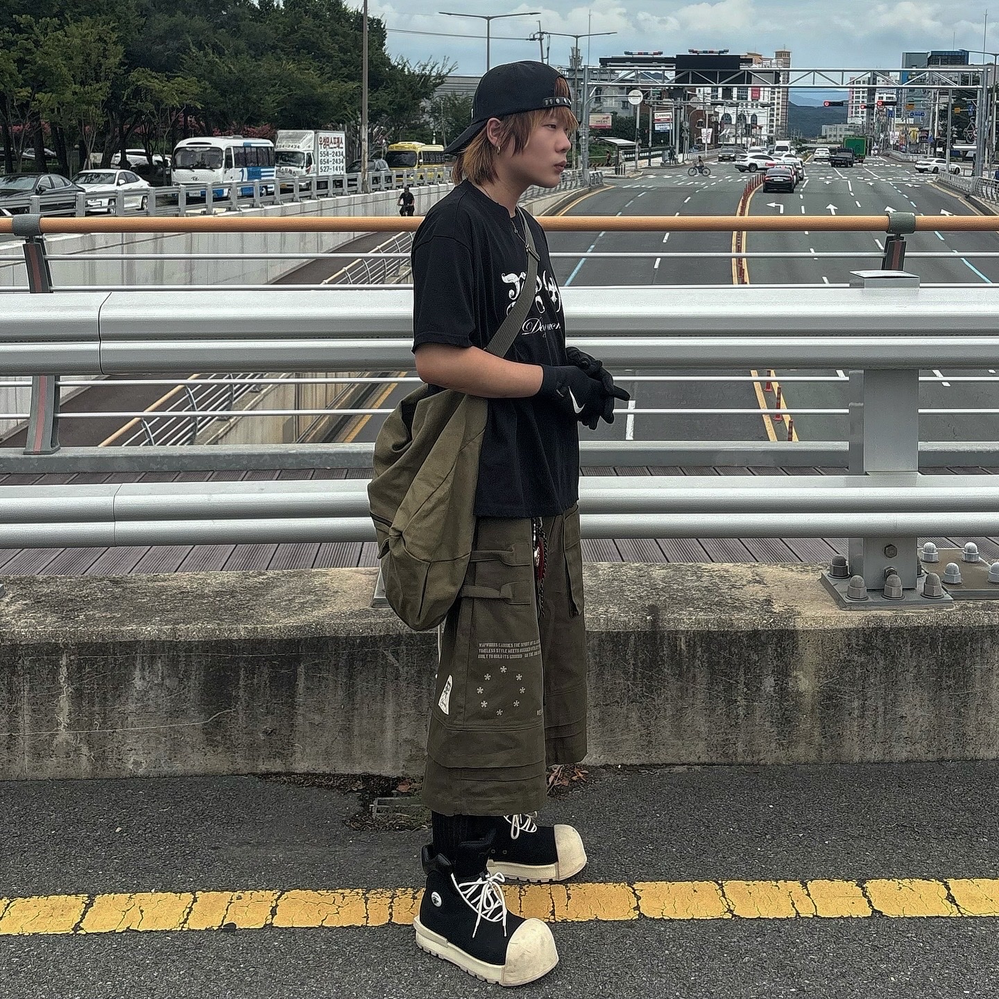 Wapworks Dayworker T-Shirt Black, Wapworks Engineered Oxford Bermuda Khaki 착용 스타일 - 1