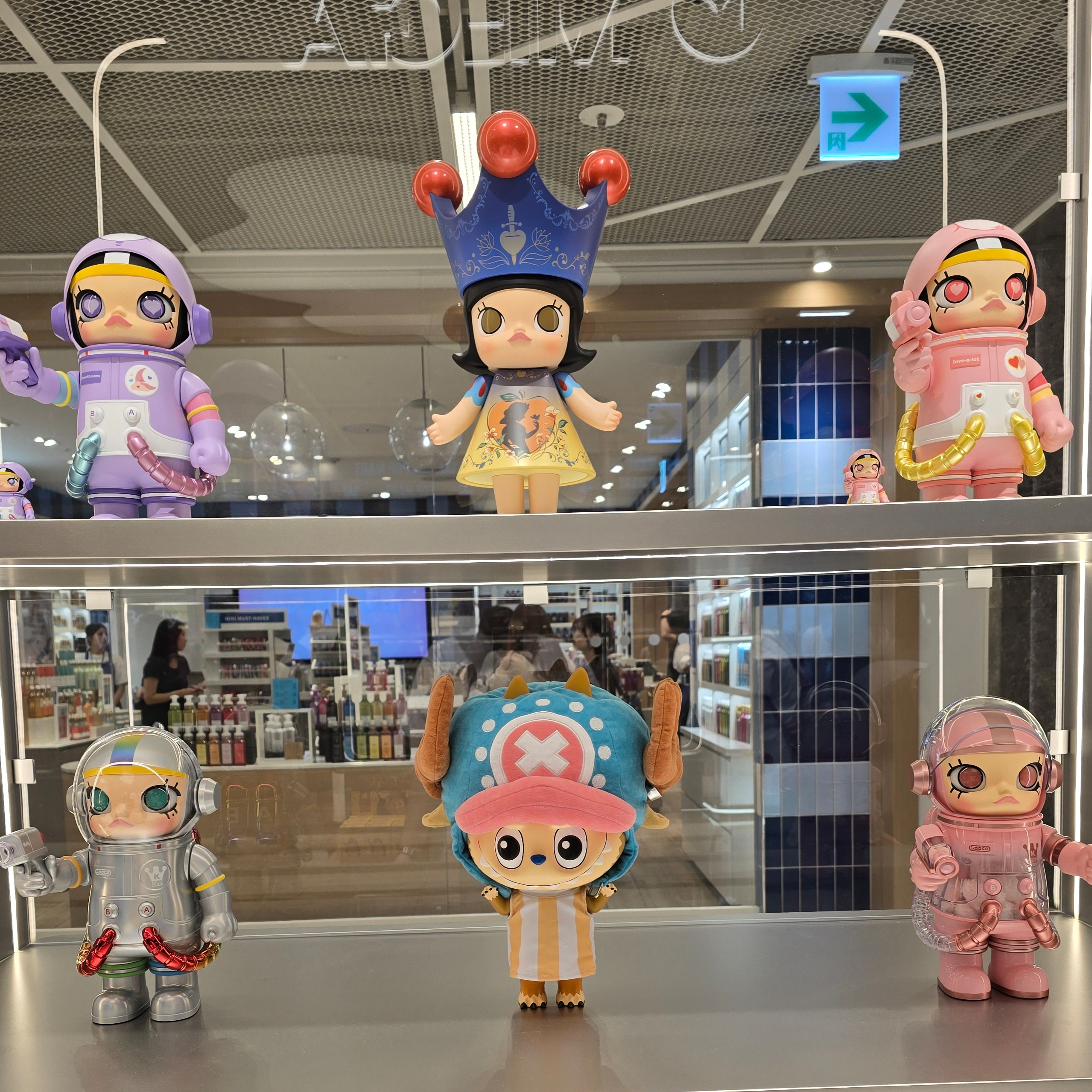 Pop Mart Mega Royal Molly Snow White 400%, Pop Mart Mega Labubu x One Piece Tony Tony Chopper 400% 착용 스타일