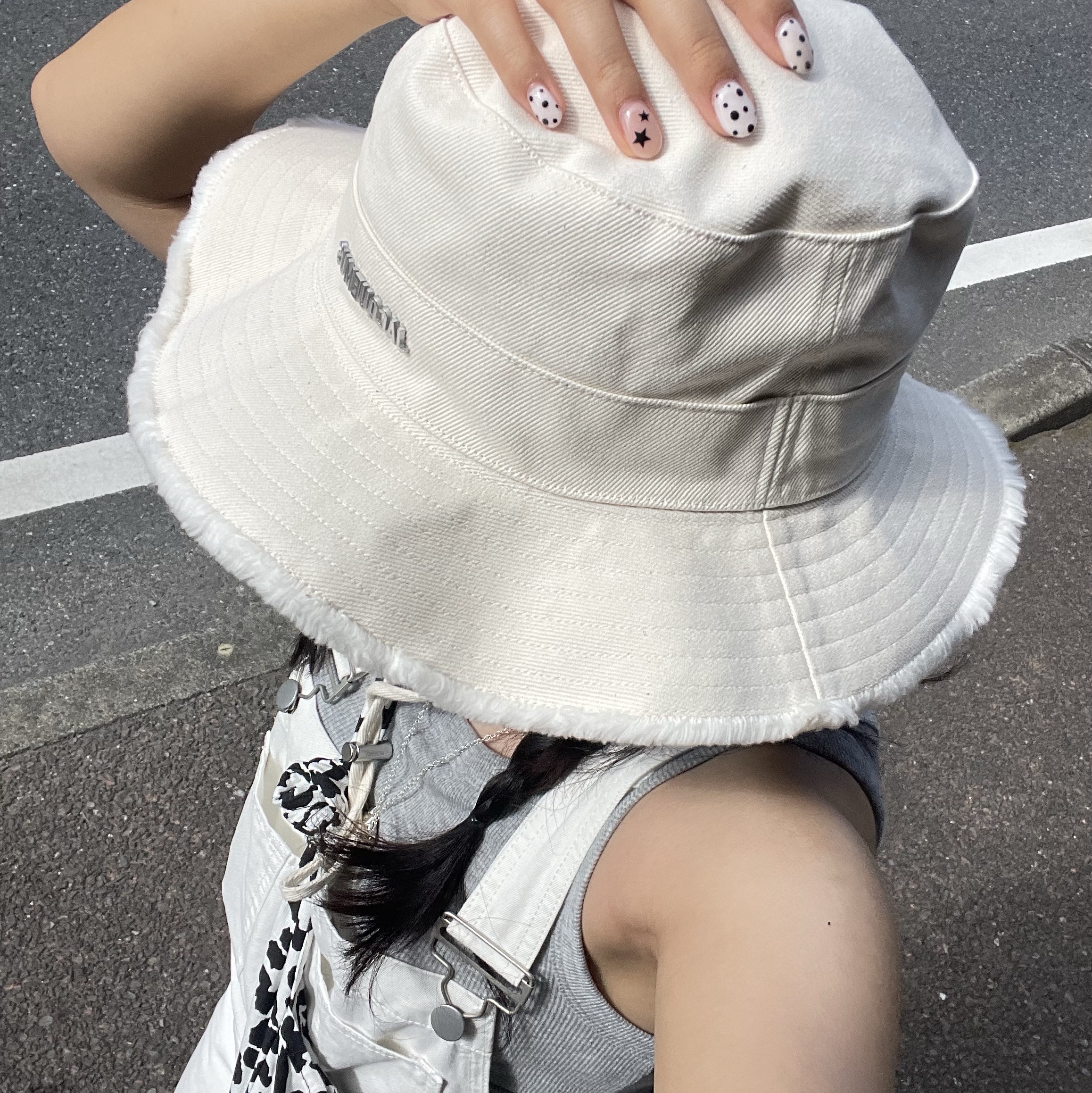 Jacquemus Le Bob Artichaut Bucket Hat Off White 착용 스타일