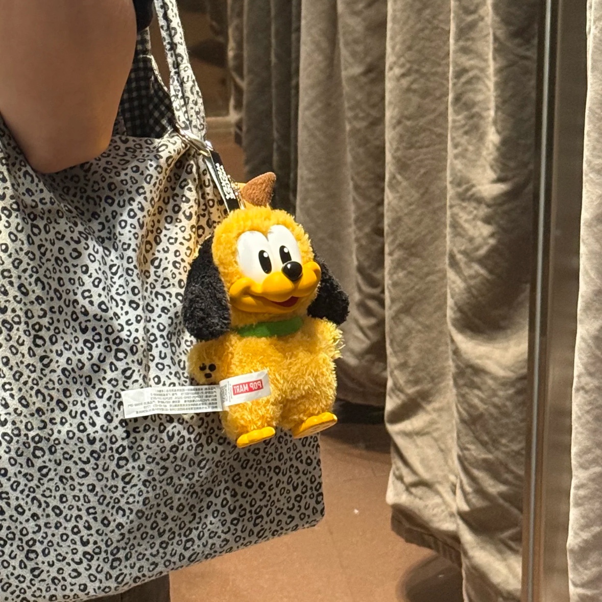 Pop Mart Mickey Family Cute Together Keychain Pluto Series (Opened Case) 착용 스타일