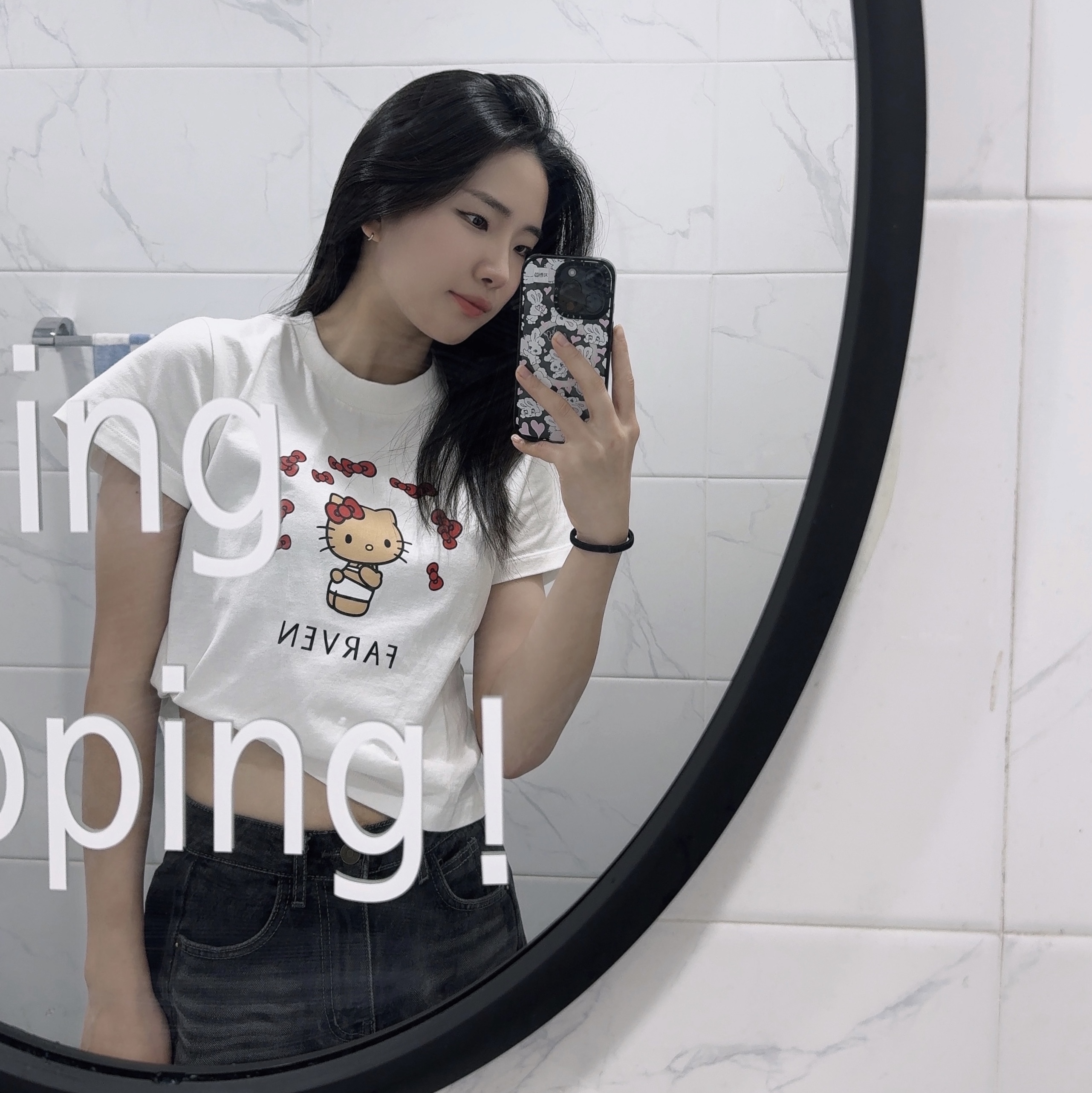Farven x Tanning Hello Kitty Ribbon T-Shirt White 착용 스타일
