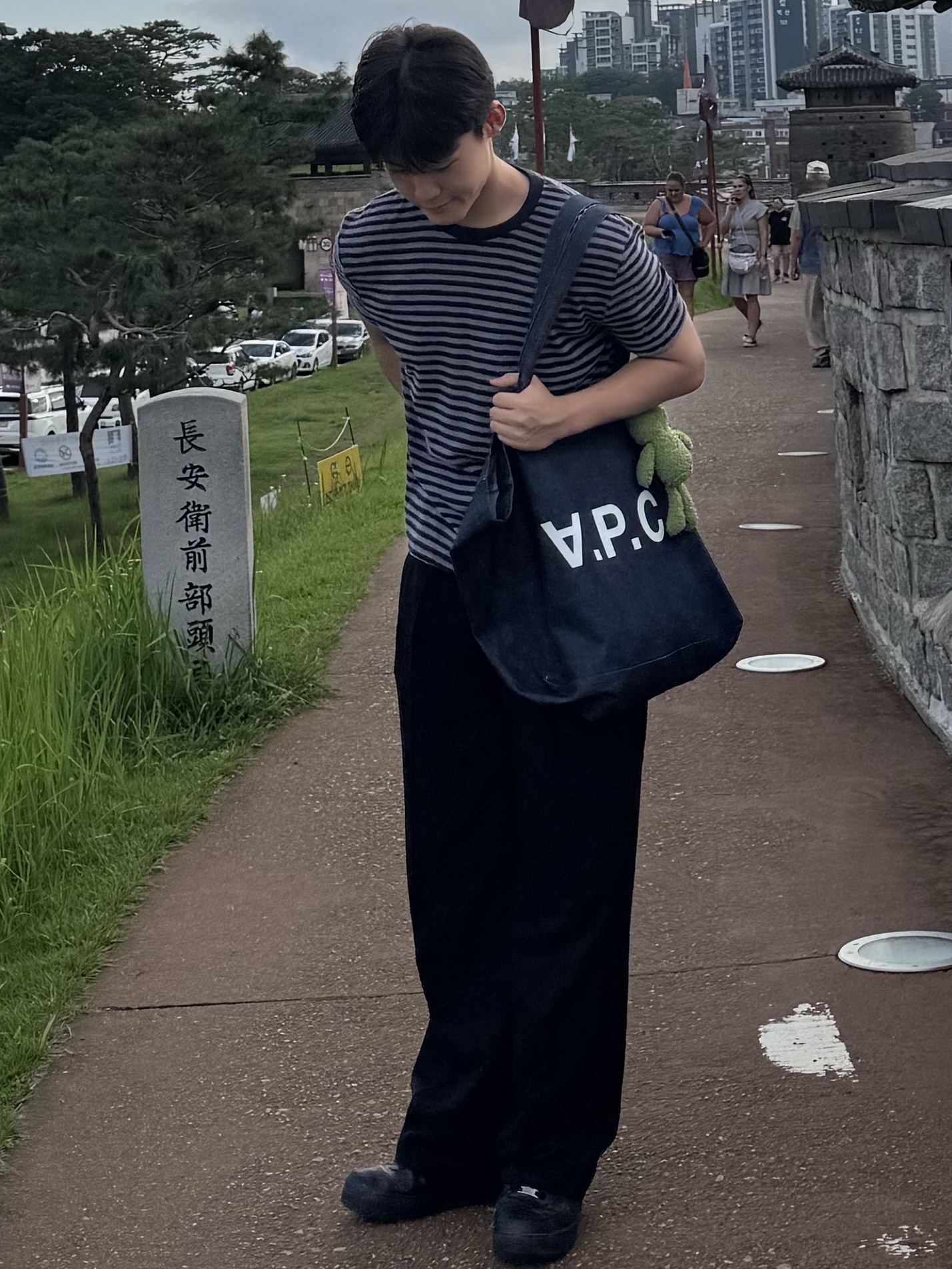 A.P.C. Daniela Shopping Bag Indigo, Nike Air Force 1 '07 Low Triple Black 착용 스타일 - 1