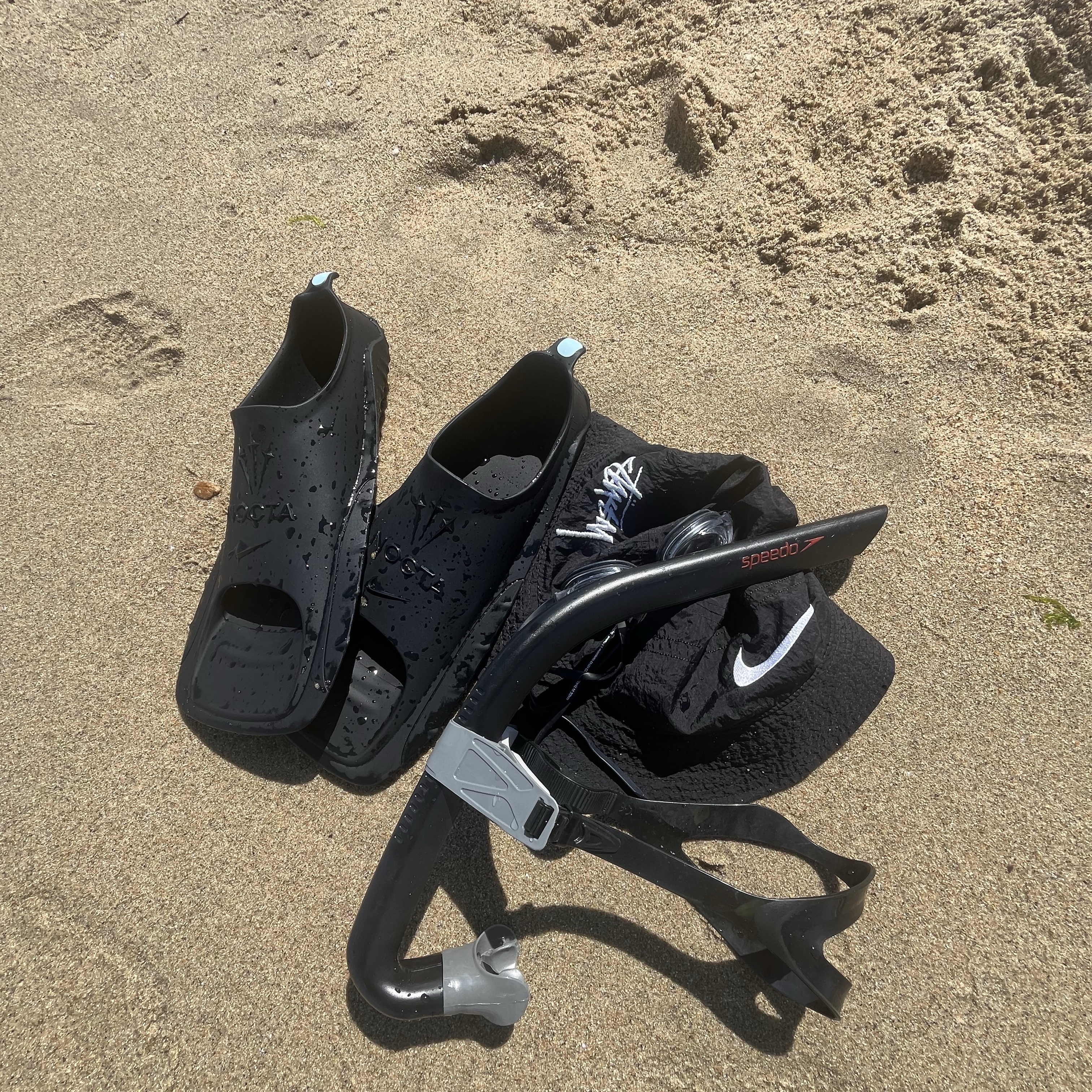 Nike x Drake Nocta Swim Fins Black, Nike x Stussy Bucket Hat Black 착용 스타일
