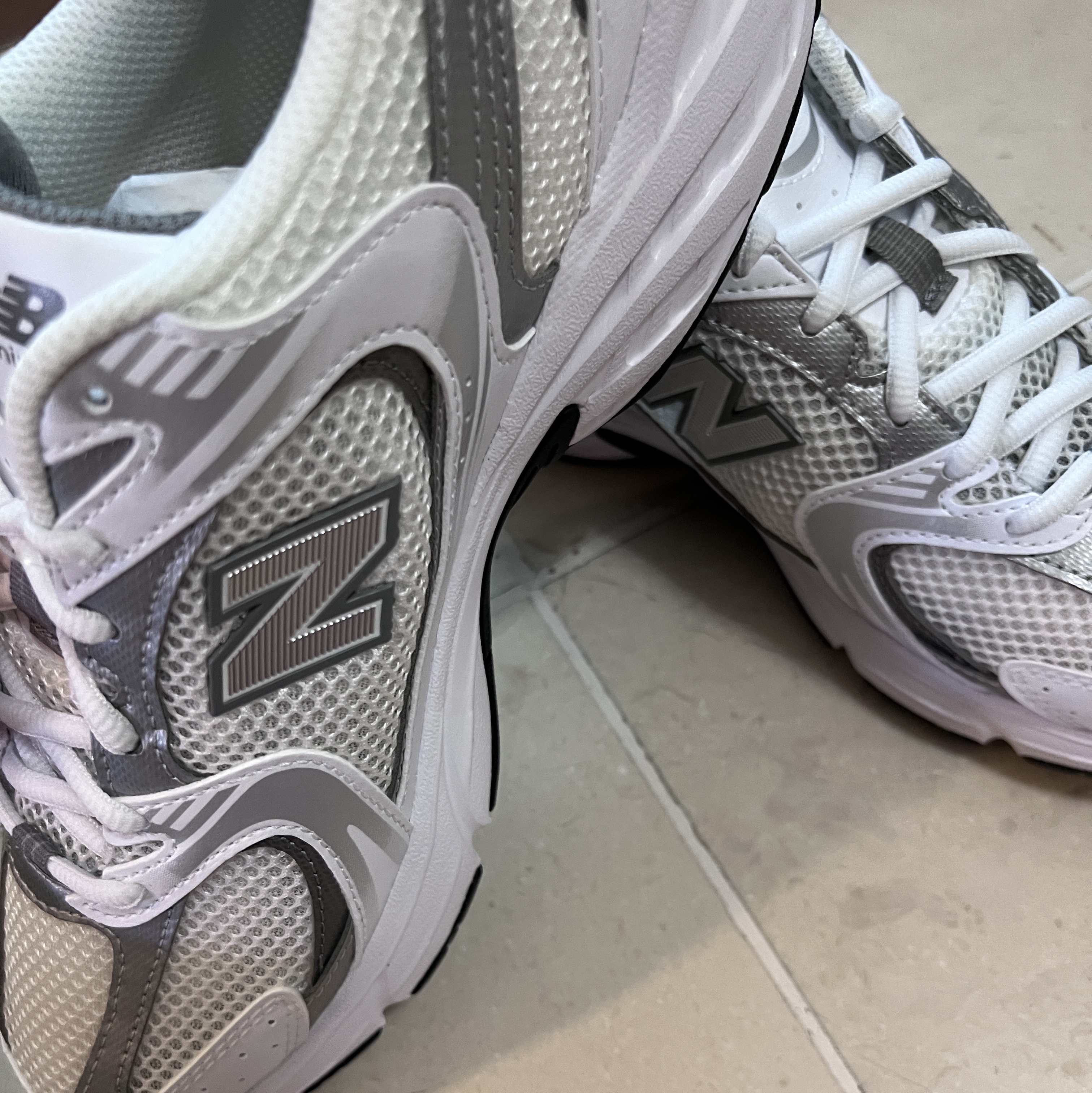 New Balance 530 White Silver 착용 스타일