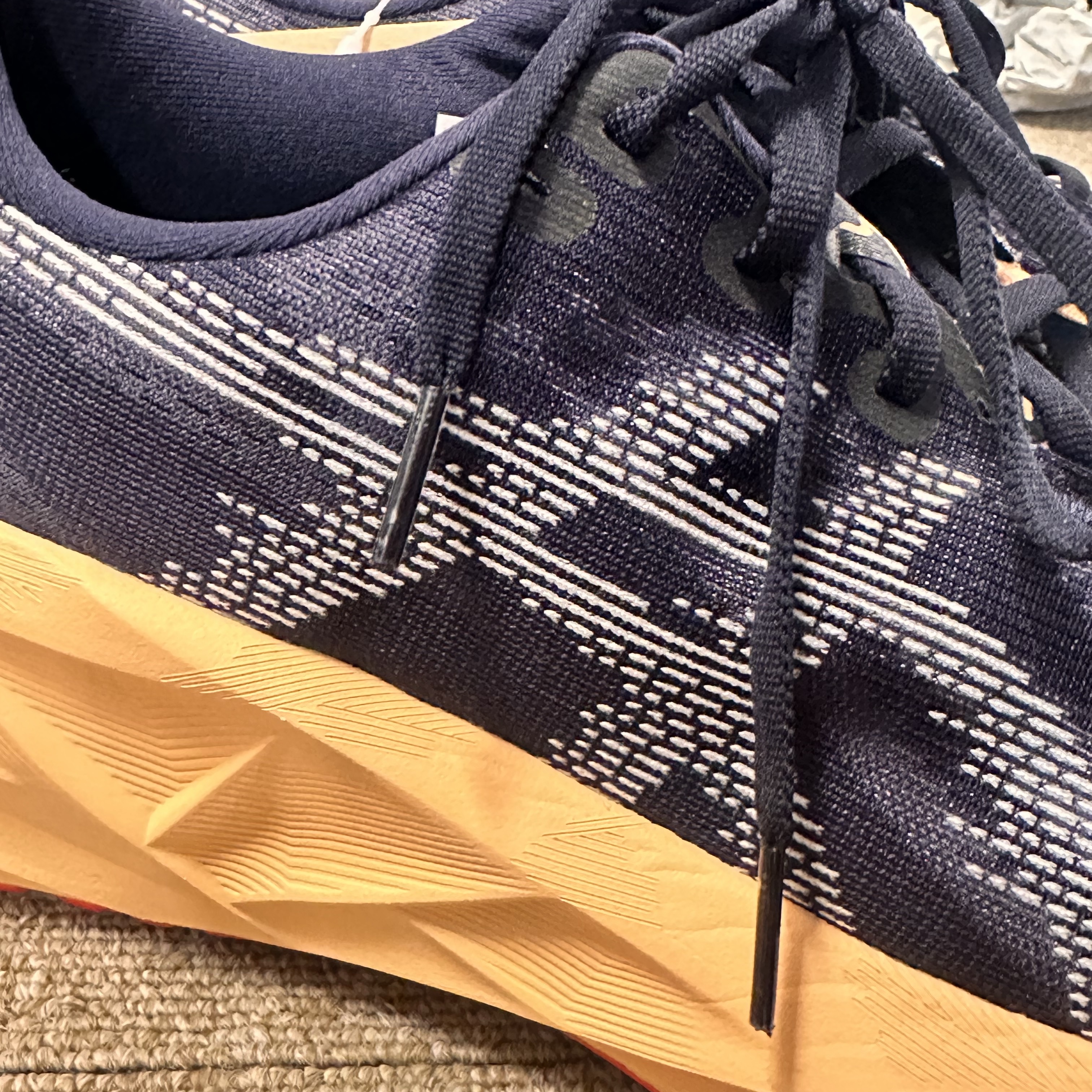 Asics Novablast 5 Midnight Orange Glow - 2E Wide 착용 스타일 - 2