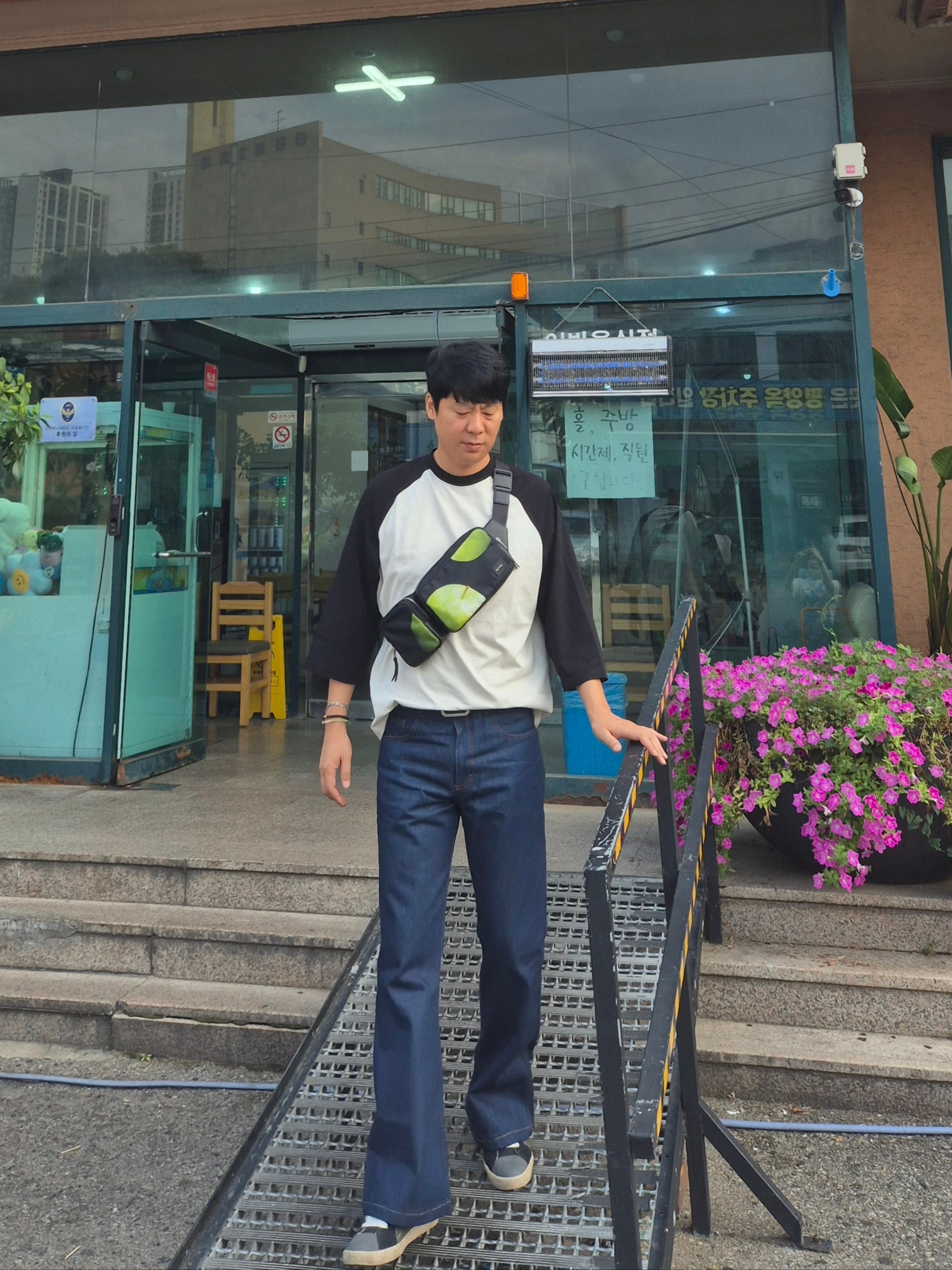 AMI Flared Fit Jeans Indigo 착용 스타일 - 5