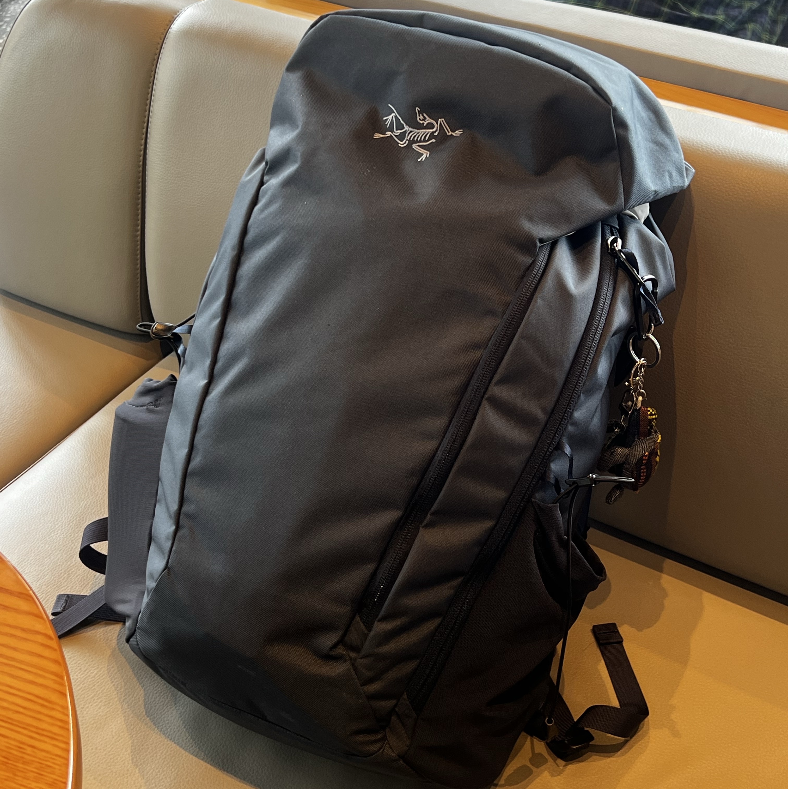 Arc'teryx Mantis 30 Backpack Black Sapphire 착용 스타일