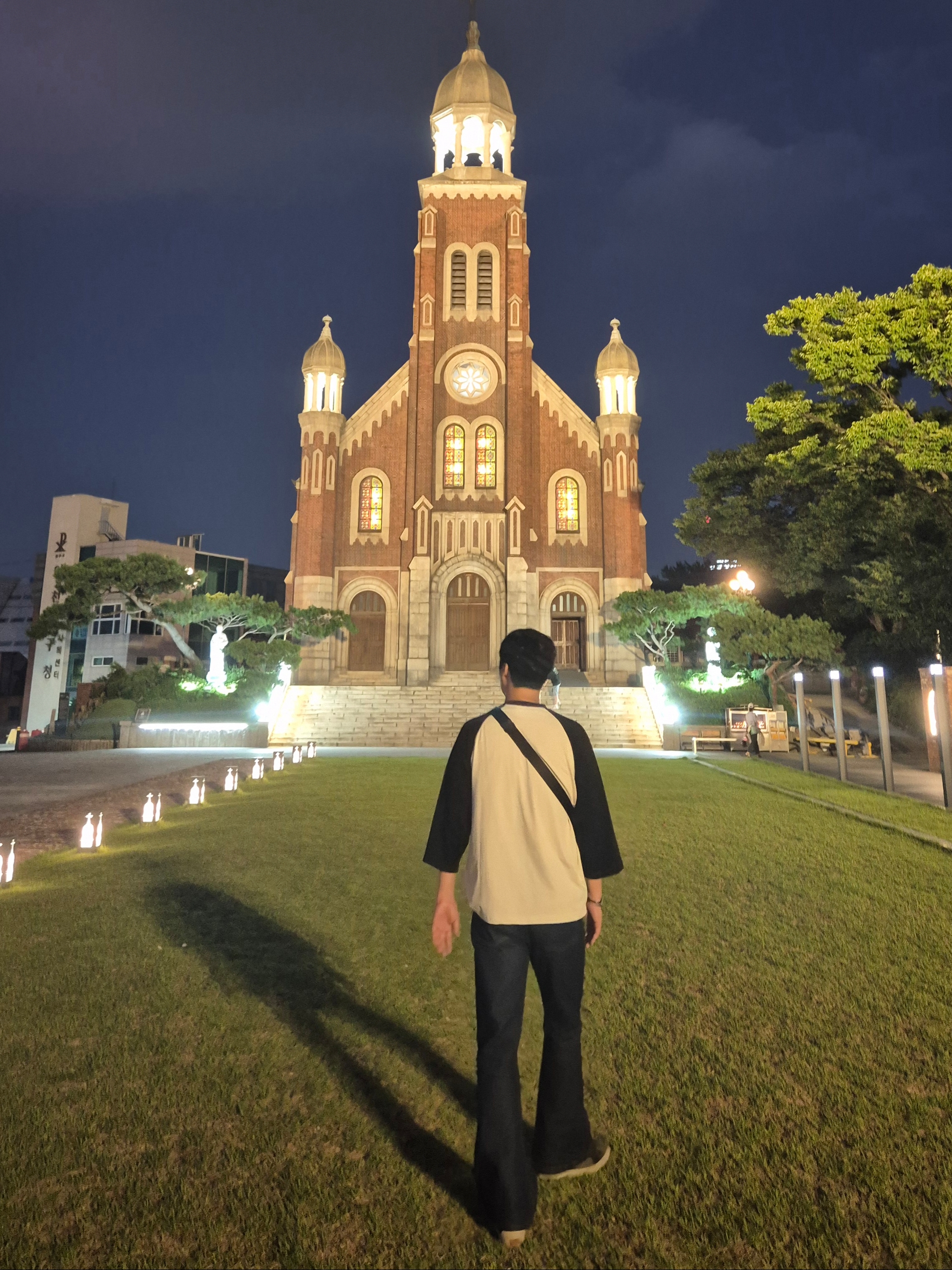 AMI Flared Fit Jeans Indigo 착용 스타일 - 3