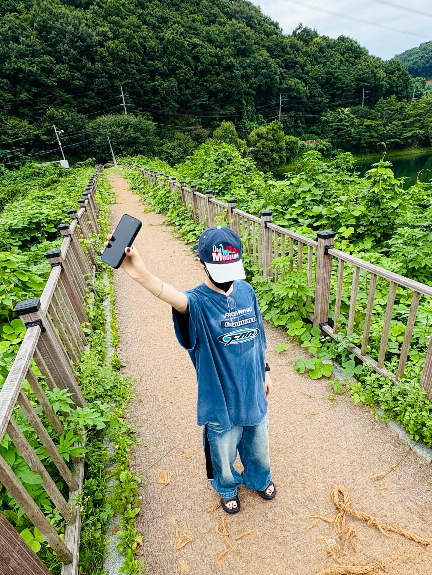 Farfromwhat Far Washed Logo T-Shirts Navy 착용 스타일 - 3