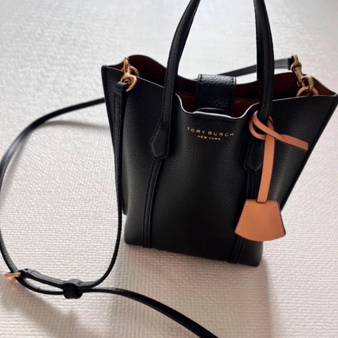 Tory Burch Perry Mini N/S Tote Bag Black 착용 스타일