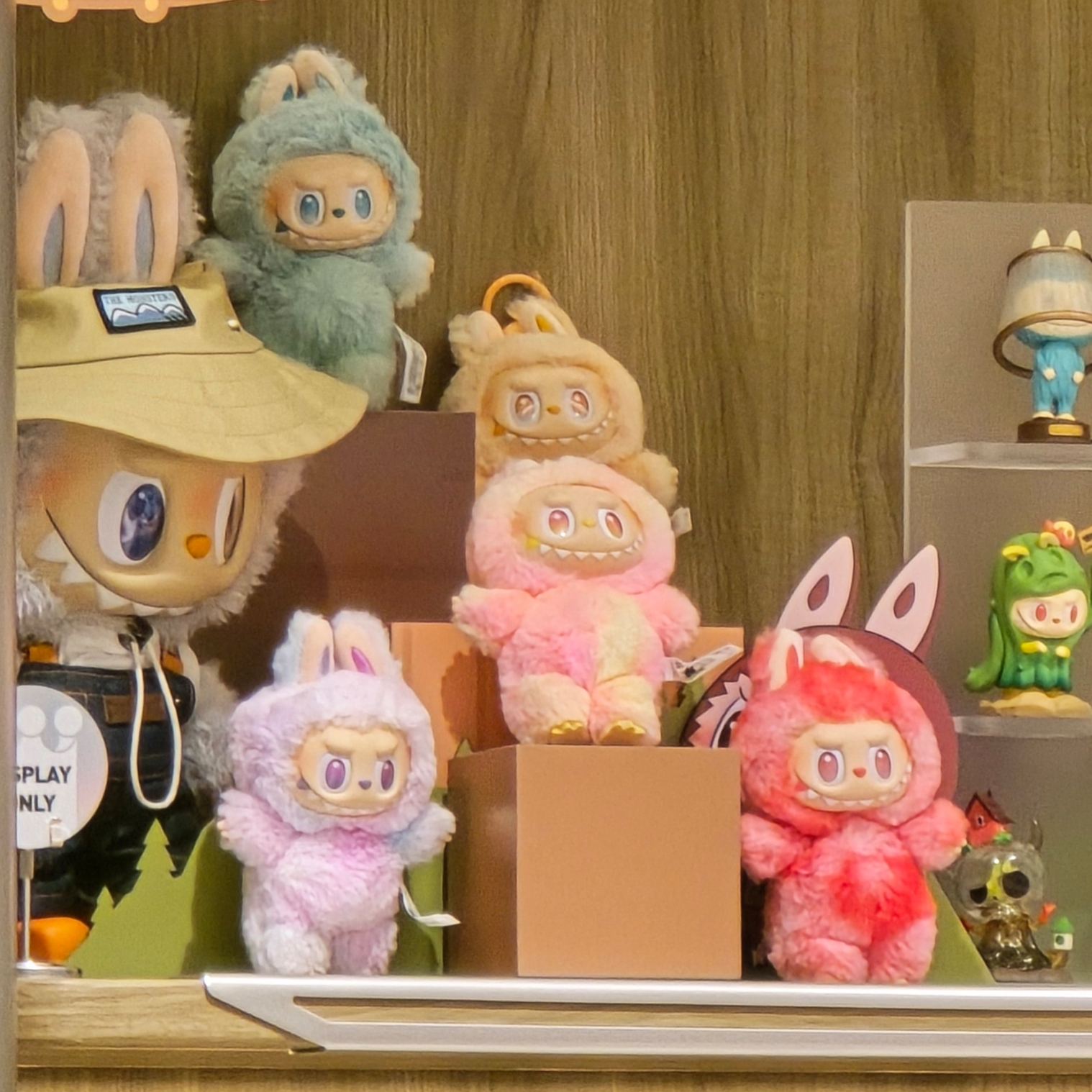 Pop Mart Labubu The Monsters Highlight Series Sealed Case (6 Blind Boxes), Pop Mart Labubu The Monsters Highlight Series Love Keyring (Opened Case) 착용 스타일