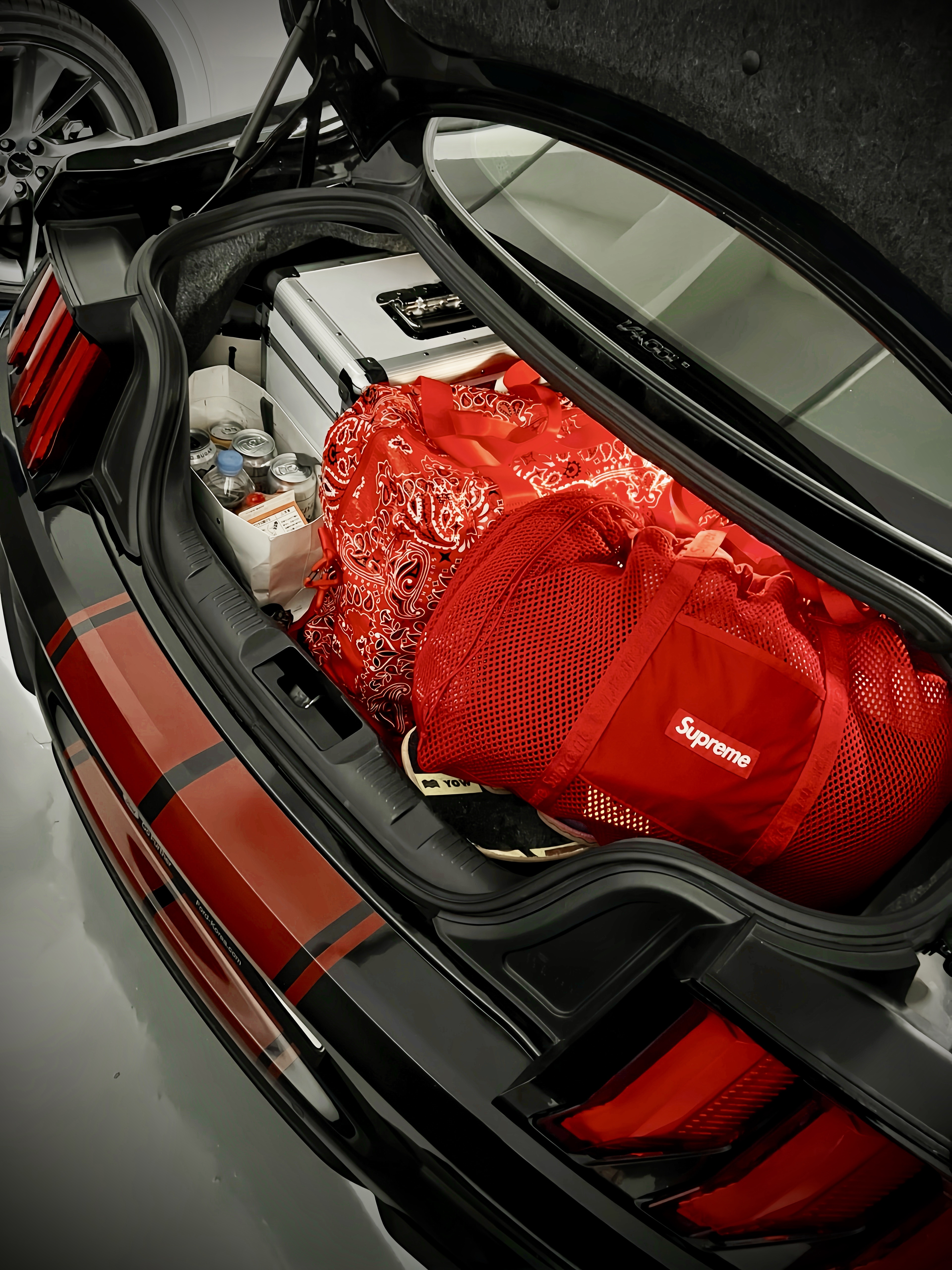 Supreme Mesh Tote Bag Red - 25SS, Supreme Bandana Tarp Large Duffle Bag Red - 21SS 착용 스타일