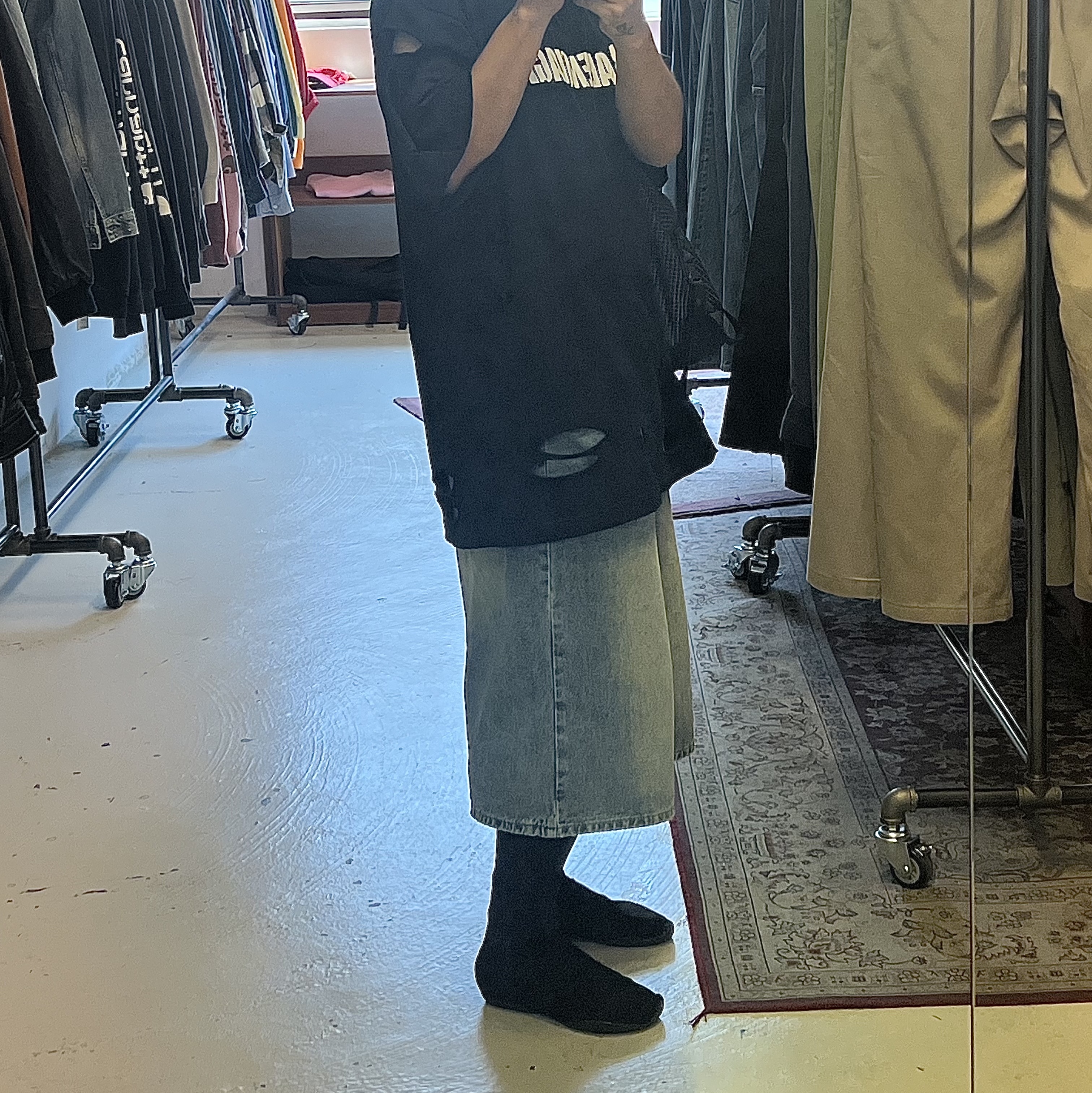 Yeezy YZY Pods Black, AMOU Essential Bermudapants 착용 스타일 - 1