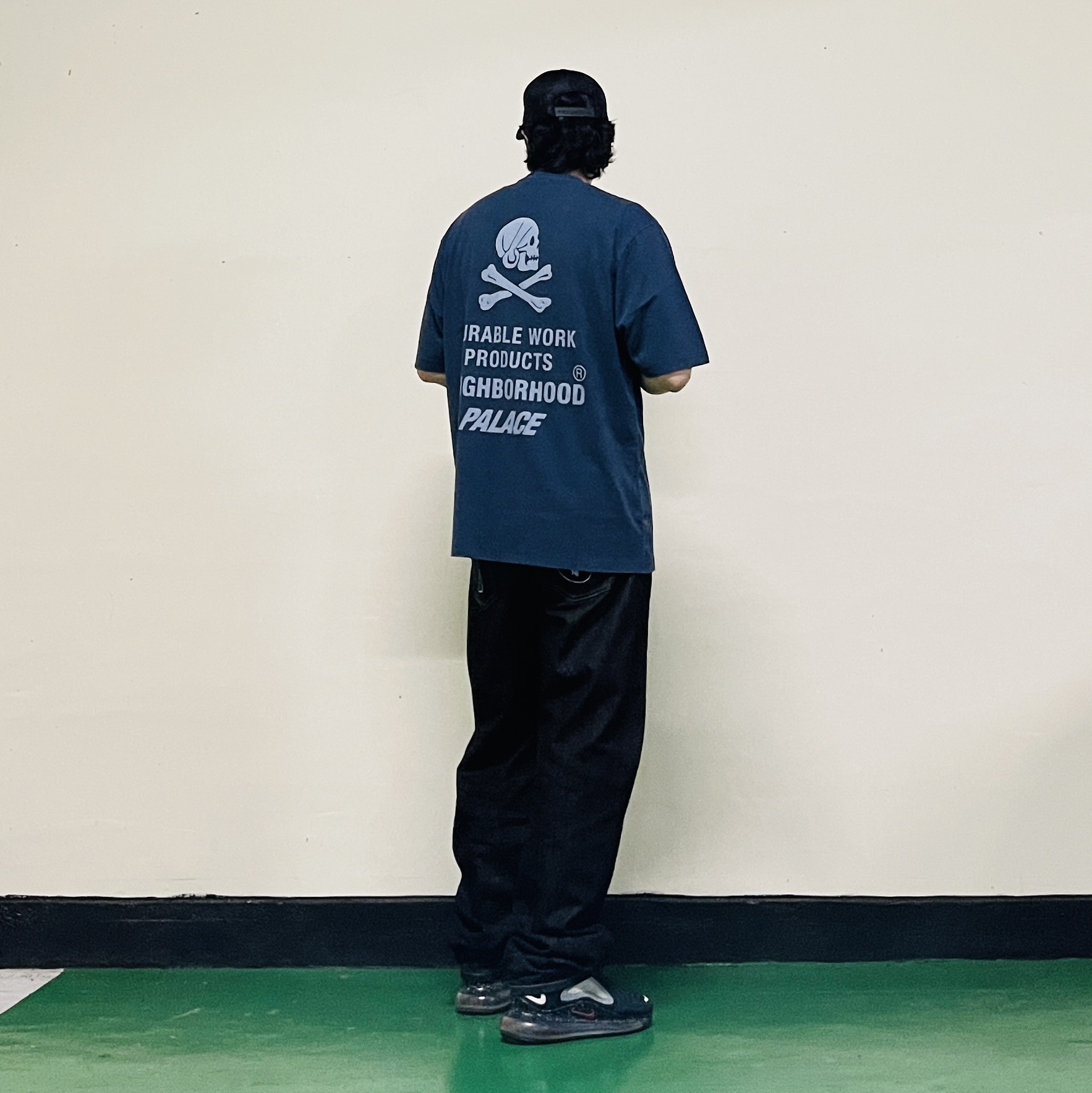 Palace x Neighborhood Pocket T-Shirt Indigo - 25FW, Palace x Neighborhood Mesh Trucker Black Denim - 25FW 착용 스타일 - 2