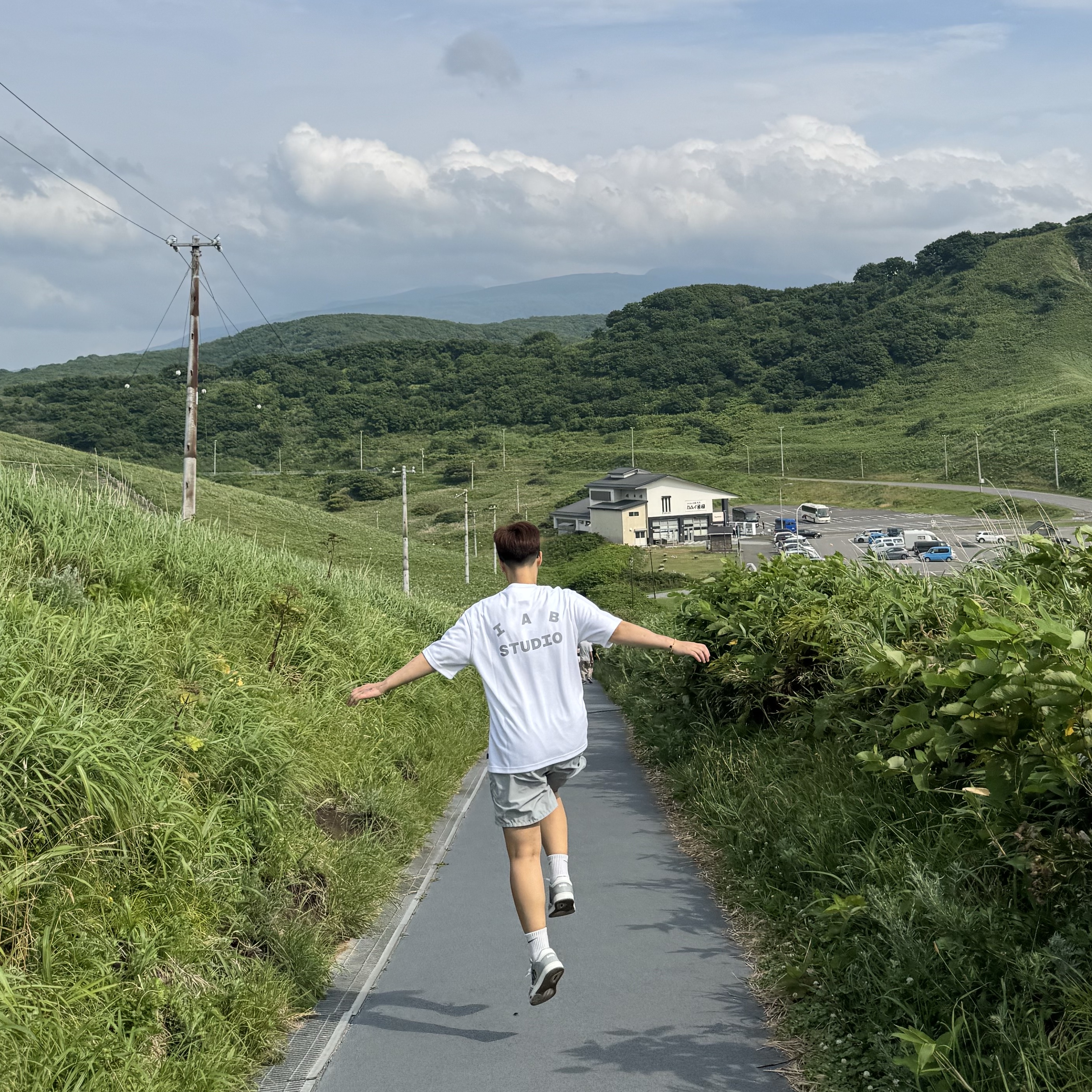 IAB Studio T-Shirt White Gray, Dior B27 Low-Top Sneakers Gray 착용 스타일