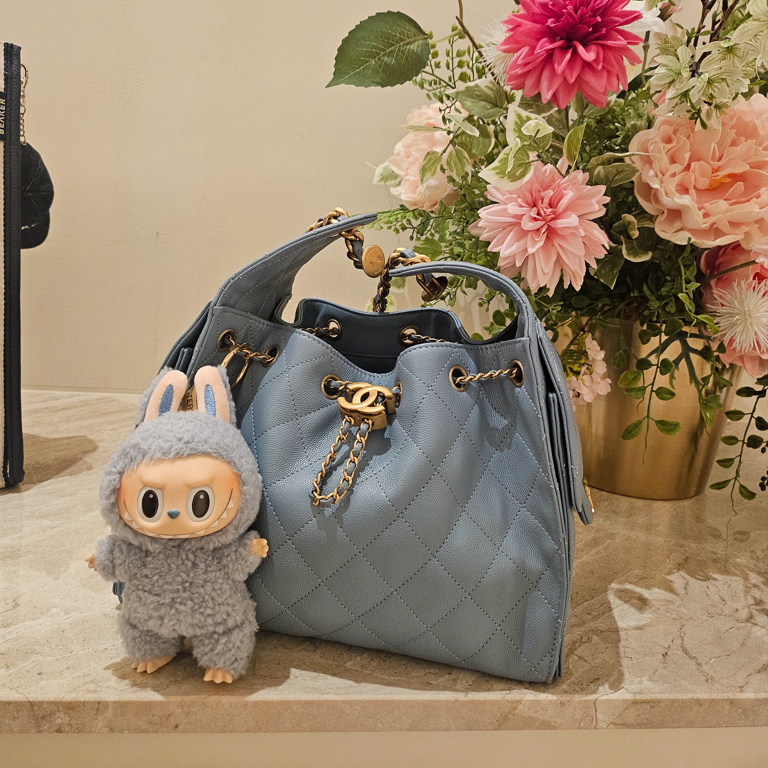 Pop Mart Labubu The Monsters Labubu Tasty Macarons Series Sea Salt Coconut Keyring 착용 스타일