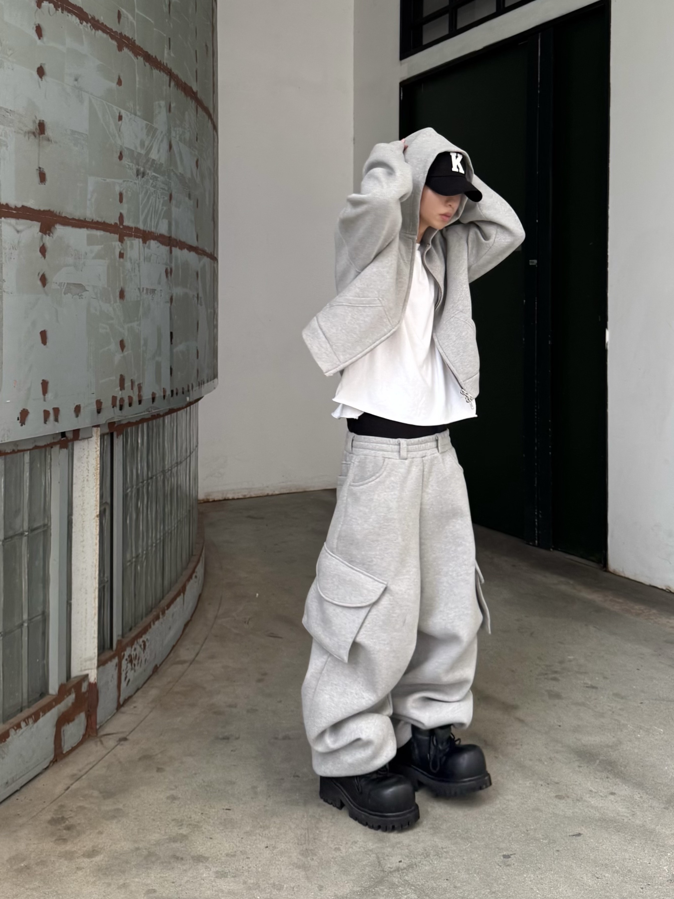 MJD X KOIN SEOUL Wide Cargo Sweat Pants, [KREAM 단독] Kamien x KOIN SEOUL K Logo Ball Cap Black 착용 스타일 - 7