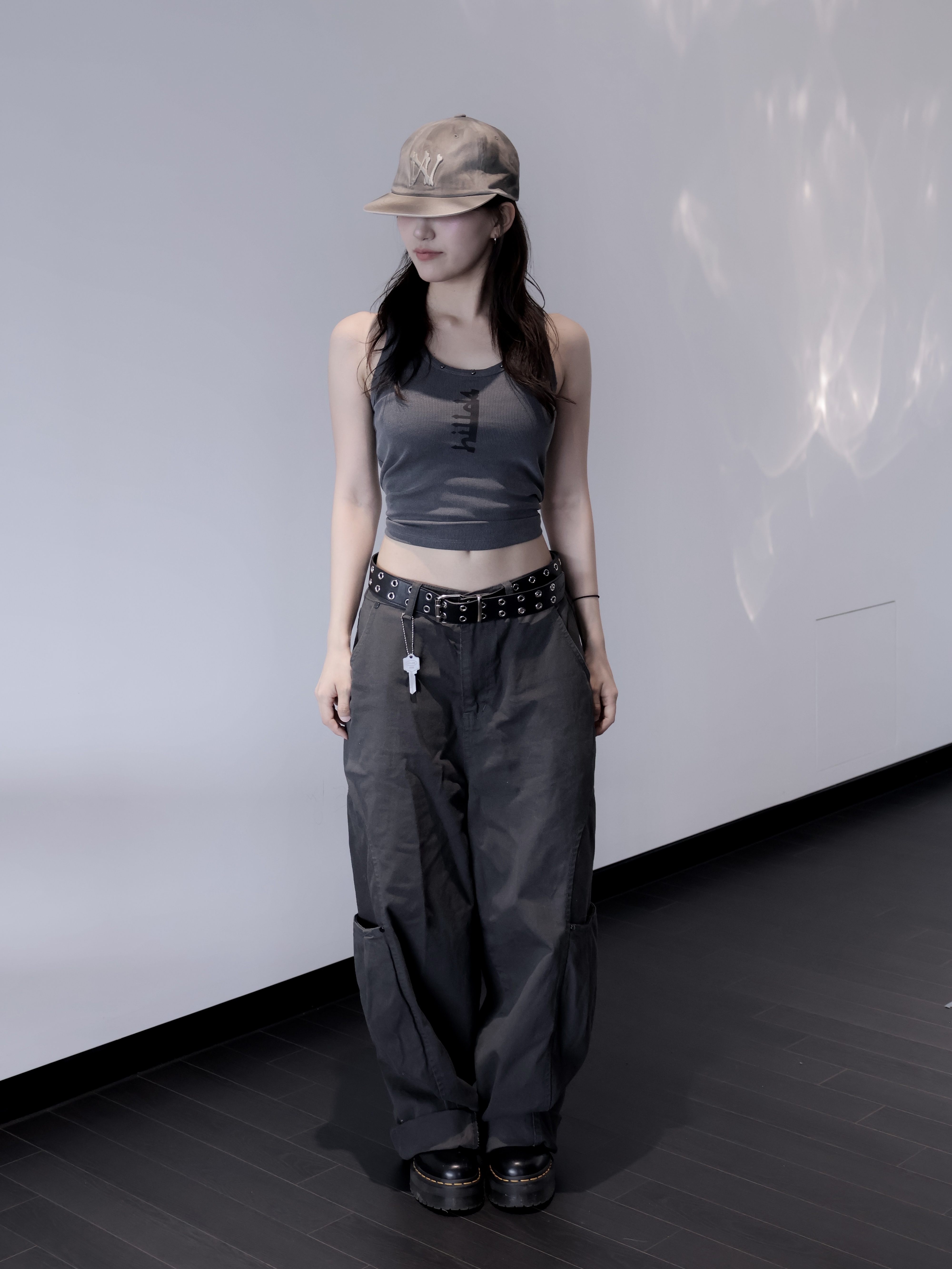 [KREAM Exclusive] Aoiro 6-Panel Bone A/N Cap Mud, Dr. Martens Women 1461 Quad Black 착용 스타일 - 6