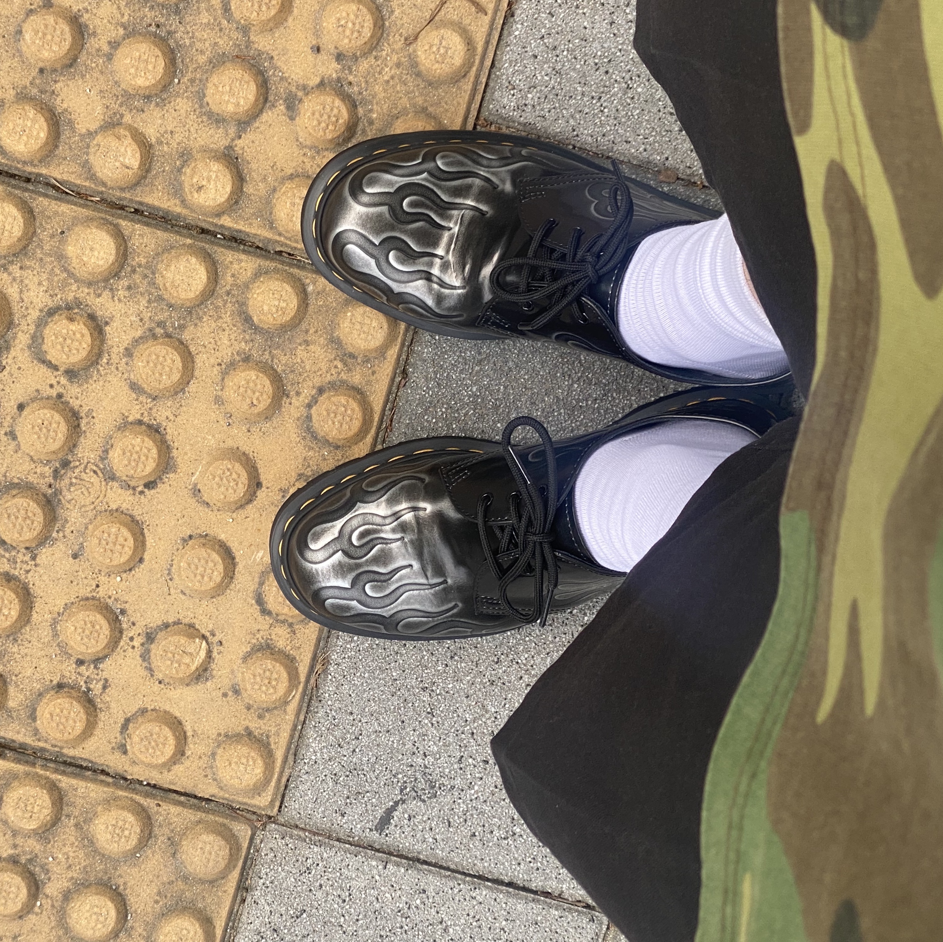 Dr. Martens 1461 Inferno Silver Black, Stussy World Tour T-Shirts Camo 2025 착용 스타일
