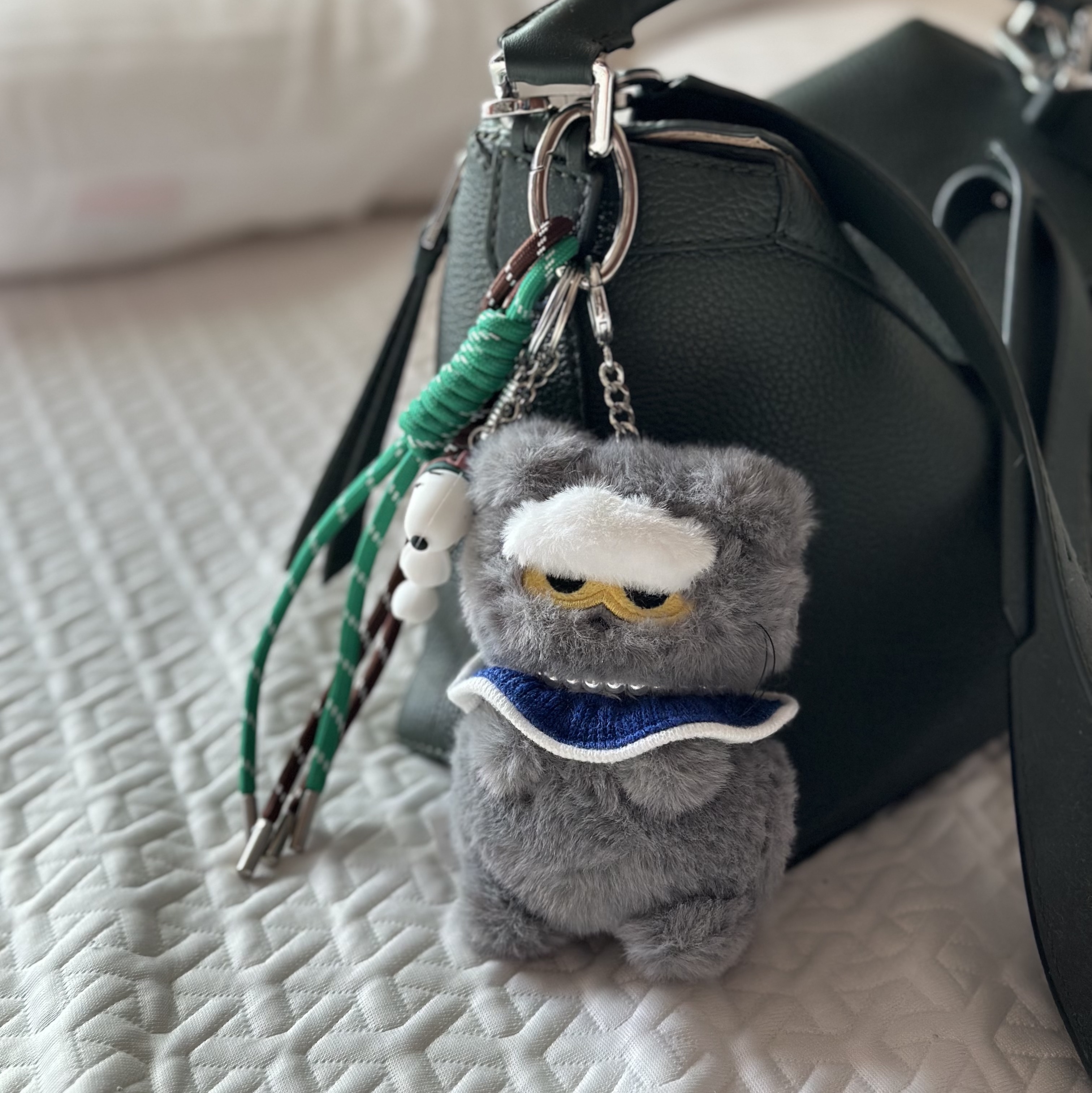 Zo&Friends Zoa Plush Keyring Grey 착용 스타일