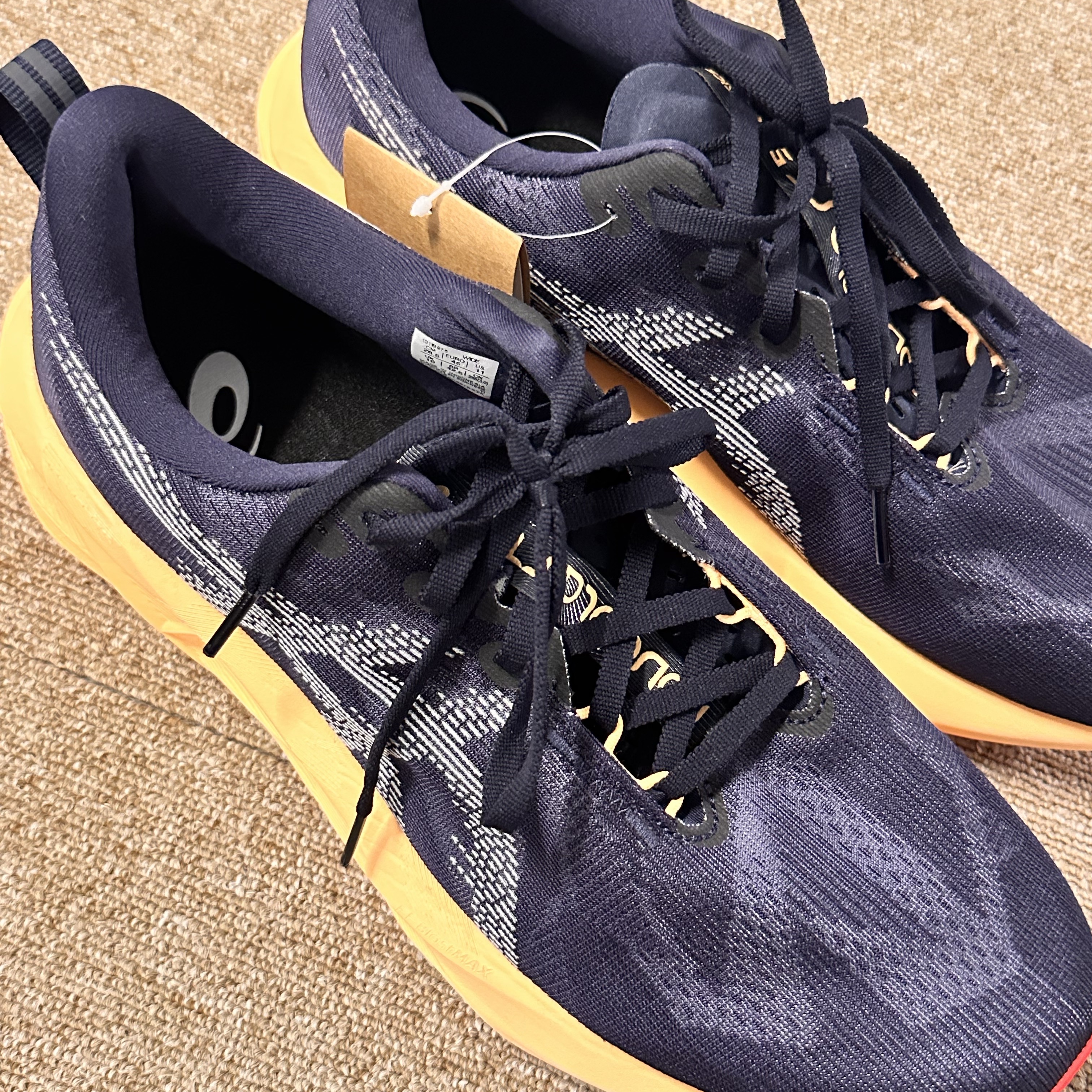 Asics Novablast 5 Midnight Orange Glow - 2E Wide 착용 스타일 - 1